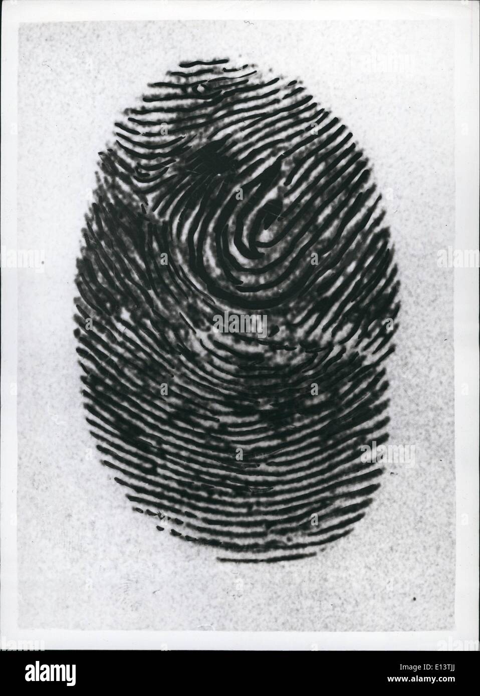 27. März 2012 - Prinzessin Philip hat seine Fingerabdrücke genommen im New Scotland Yard: Prinz Philip verbrachte sechs Stunden im New Scotland Yard gestern Polizeimethoden zu studieren, mit Blick auf Horror-Waffen in das schwarze Museum, Besuch des Schurken-Galerie, das forensische Labor und der Fingerabdruck-Abteilung, wo er willigte ein, seinen Fingerabdruck genommen haben. Foto zeigt: Der Prinz ist '' Dab'' - den Druck von seinen Mittelfinger der linken Hand. Stockfoto