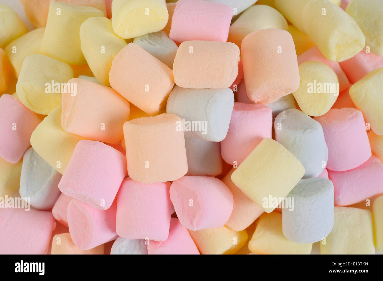 kleine farbige geschwollene Marshmallows Hintergrund Stockfoto