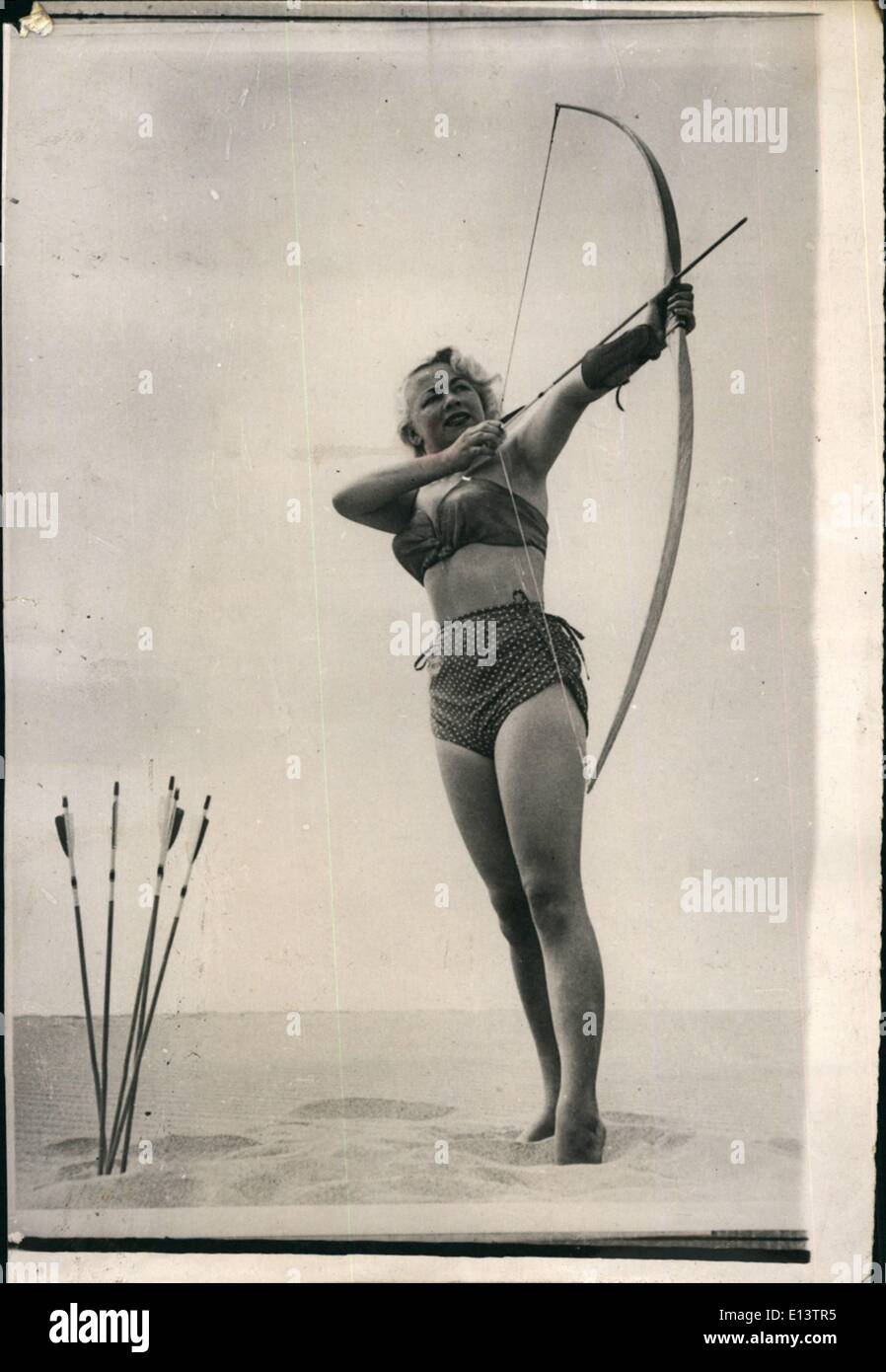 27. März 2012 - nur einen Bogen. Und Pfeil Roebuck zielt: beliebte Hollywood Modell Lynn Roebuck macht eine zeally charmante Studie, als sie an einem Hollywood-Strand - Ziel mit Hilfe von ihr Pfeil und Bogen nimmt wohin sie die Sache einfach führt. Stockfoto