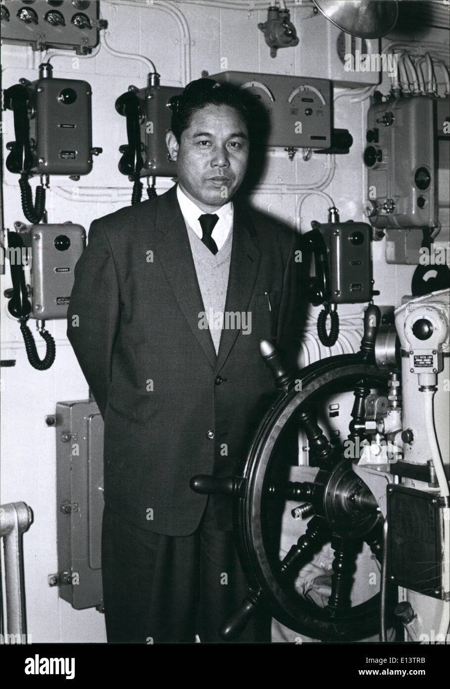 27. März 2012 - Kapitän der japanischen Beobachtung Schiff für die Antarktis. Kapitän Mitsuji Matsumoto, wer ist verantwortlich für das neu neu errichteten Soja 3 Antarktis Beobachtung Schiff die jetzt hat ein 156 qm Fuß Flight Deck ausgestattet, um ihren Stern. Am 11. November wird er von Tokio Docks auf seiner langen Reise in die Antarktis Köpfe zeigen Basis auf Ongul Insel Abk. Dort wird das Schiff im Eis bis zum Frühjahr gesperrt werden, aber die Hubschrauber, die das Schiff trägt fliegt Männer, Hunde und Lieferungen an die japanischen Forscher. Stockfoto