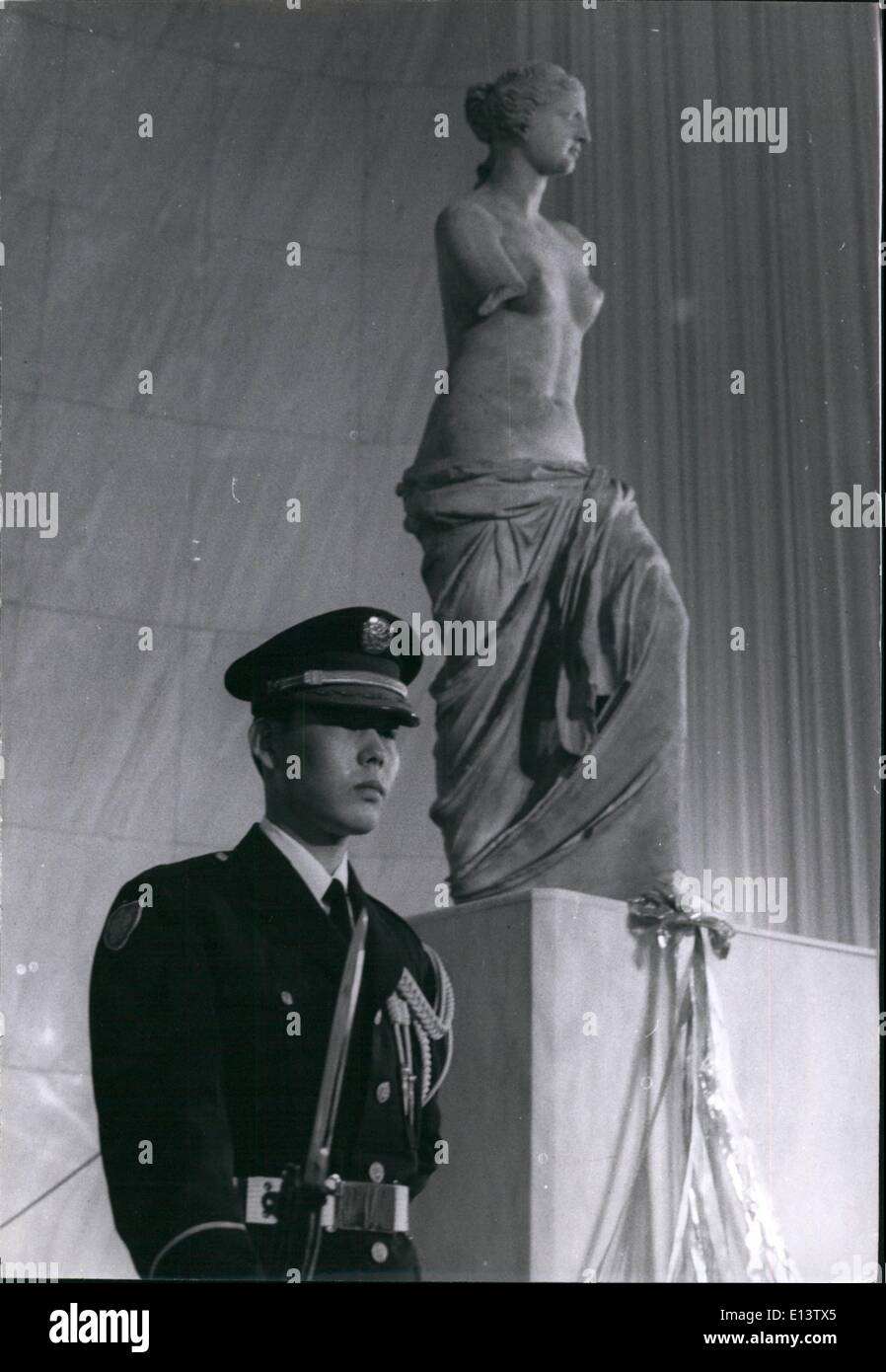 27. März 2012 - bewacht japanischer Soldat die Venus De Millo. Ein Soldat der Japan Selbstverteidigung Force mit festen Bajonett, hält Wache über die berühmte Statue der Venus von Milo im Western Art Museum in Ueno, Tokio, nachdem die Ausstellung gemeinsam mit französischer Premier Georges Pompidou und Prinzessin Takamatsu eröffnet worden war. Die kostbare Statue leiht nach Japan als Geste des guten Willens zwischen den beiden Ländern, und es ist das erste Mal, das die Statue Frankreich verlassen hat. Stockfoto