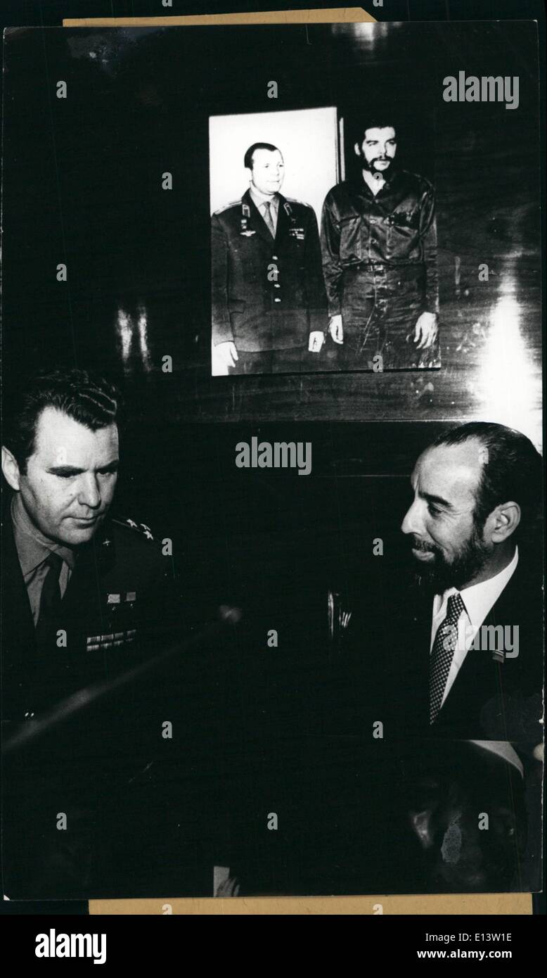 27. März 2012 - die Website für die sowjetisch-kubanische Freundschaft verband wird eingeweiht: mit einem offiziellen Empfang eingeweiht, am vergangenen Donnerstag Nacht, der Website des Vereins sowjetisch-kubanische Freundschaft in Havanna. Anwesend bei der Zeremonie waren: Kosmonaut Oberst Vladimir Shatalov, Präsident des Vereins sowjetisch-kubanische Freundschaft und Kapitän Antonio Nunez Jimenez, Präsident des Vereins kubanisch-sowjetischen Freundschaft und Leiter der kubanischen Akademie der Wissenschaften. Ebenfalls anwesend waren: Major Ramiro Valdés, Mitglied des Politbüros der C.C Stockfoto