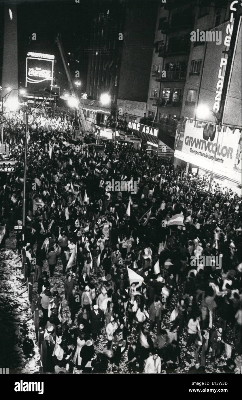 27. März 2012 - gewinnt Argentinien 1978 World Cup Soccer Championship. Sicht eine Nacht in der Nähe der Obelisk im Hintergrund showin erhalten Stockfoto