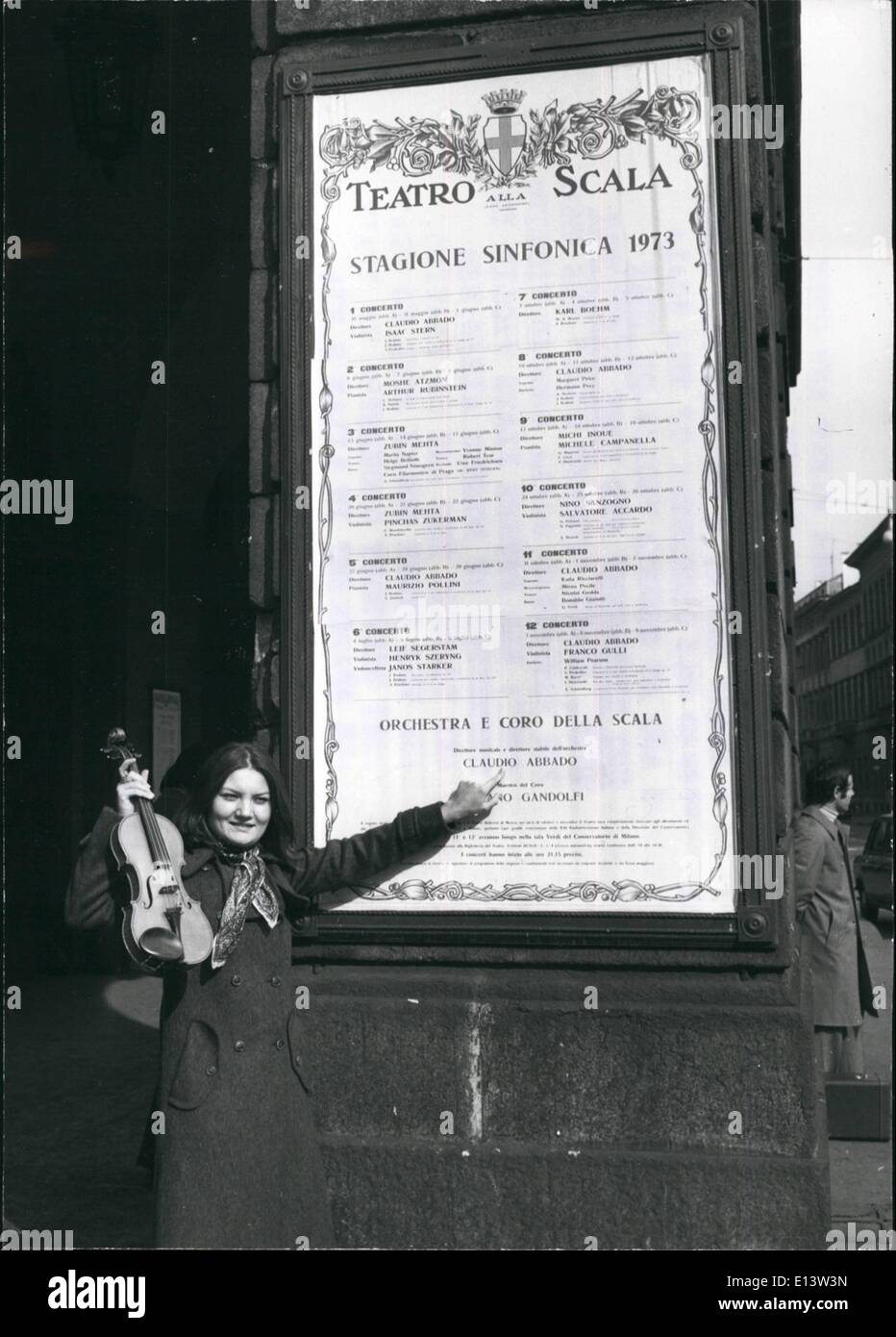 27. März 2012 - ist 26-j hrige argentinisches Mädchen, das erste und nur erste Geige in Italien. Spielt im berühmten Orchester der Mailänder Scala Theater.: Millan, Oktober 1973 = Anaahi Carfi 1 26 Jahre altes Mädchen aus Buenos Aires trat das Orchester der Scala Opernhaus vor zwei Jahren als zweite Geige. Am selben Tag hatte sie zwei verschiedene und sehr schwer Wettbewerbe gewonnen, Stockfoto