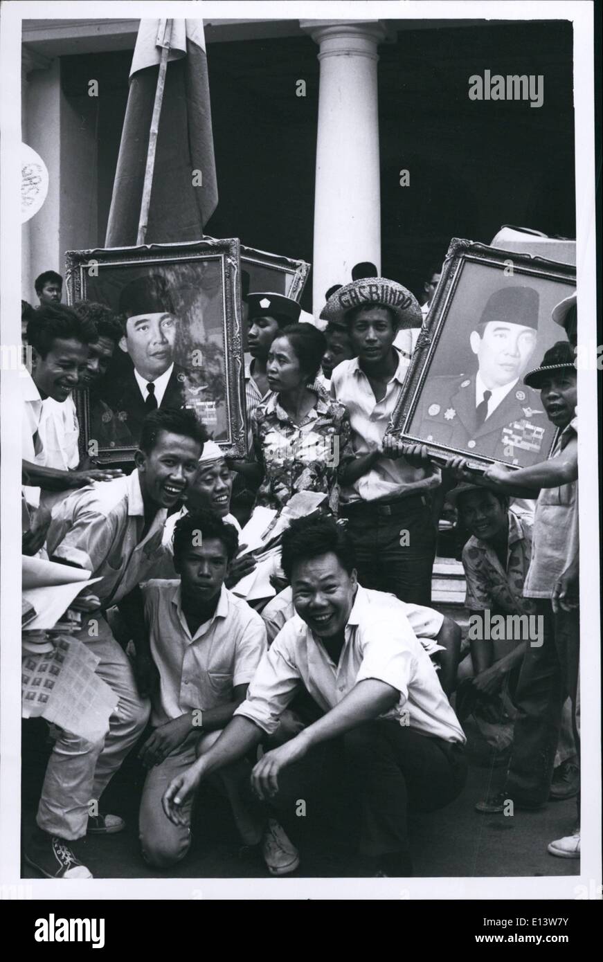 27. März 2012 - Indonesien: Djakarta, tragen muslimische Studenten, wie Bilder von Sukaino an die Front National zentrale Schätze nach Zerstörung einer kommunistischen Buchhandlung am 13. Oktober 1965. Anti - fegte kommunistische Kundgebungen Land nach abgebrochen rote lange des 1. Oktober 1965 Stockfoto