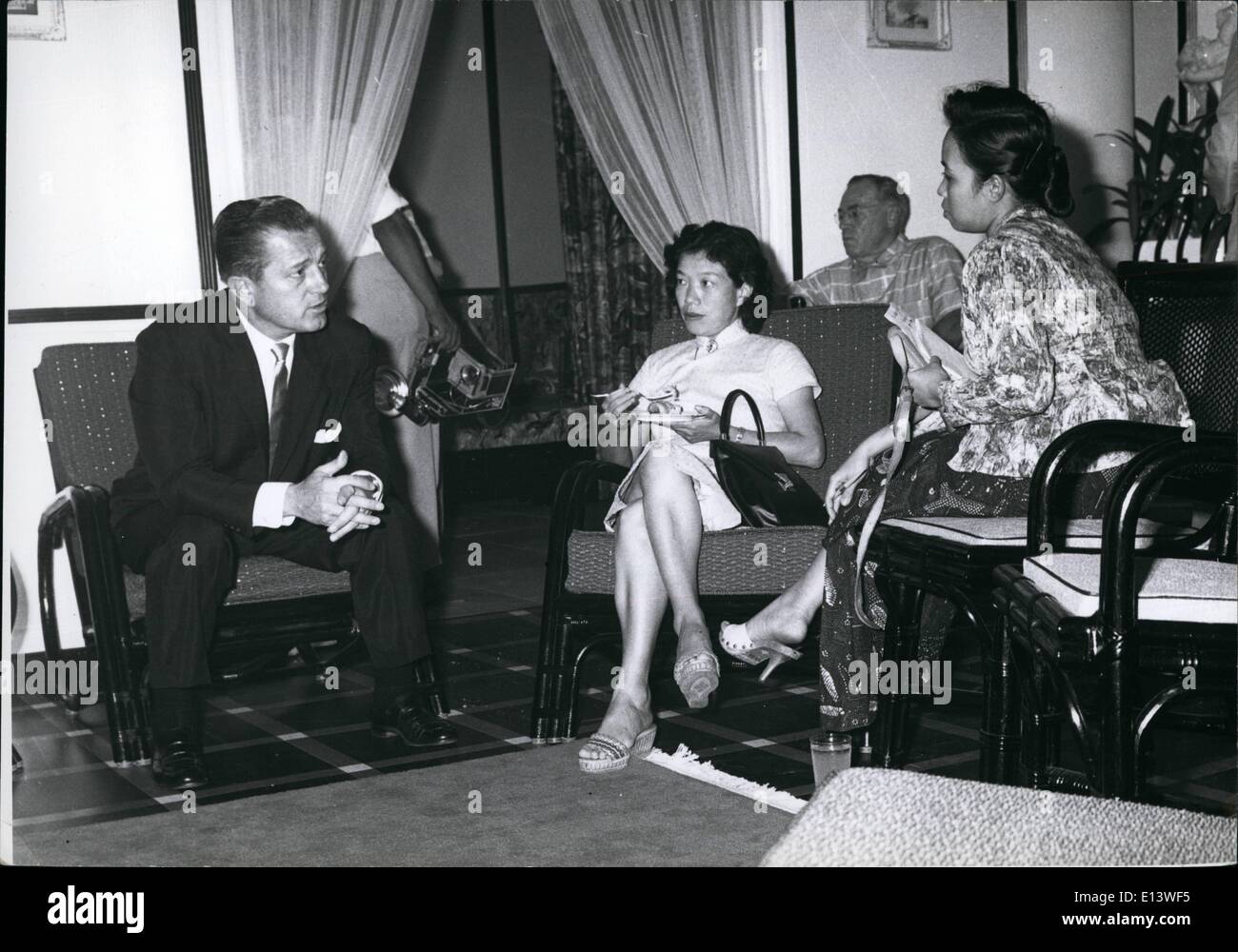 27. März 2012 - Hollywood-Film in Nepal gemacht werden; Hollywood Direktor Herr Edward Daytryk, der auf seinem Weg nach Nepal zur Arbeitsaufnahme auf Paramounts neuester Film '' The Mountain ist Young'' ist, basierend auf einem Roman von der malaiischen Autor Ess Miss Han Suyin. Foto zeigt Herr Daytryk trifft die Presse bei einem Stopp in Singapur auf seinem Weg nach Nepal. Stockfoto