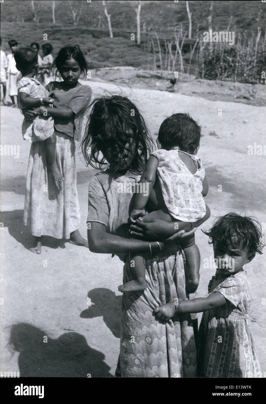 27. März 2012 - Tee Kommissionierer Kinder betreuen ihre Brüder und Schwestern, während ihre Eltern Weg Tee bei Peermade in Kottayam Bezirk der kommunistischen Kommissionierung sind kontrolliert Kerala. Sie dachten, dass es wäre besser, das ist, was sie versprochen wurde. Stockfoto