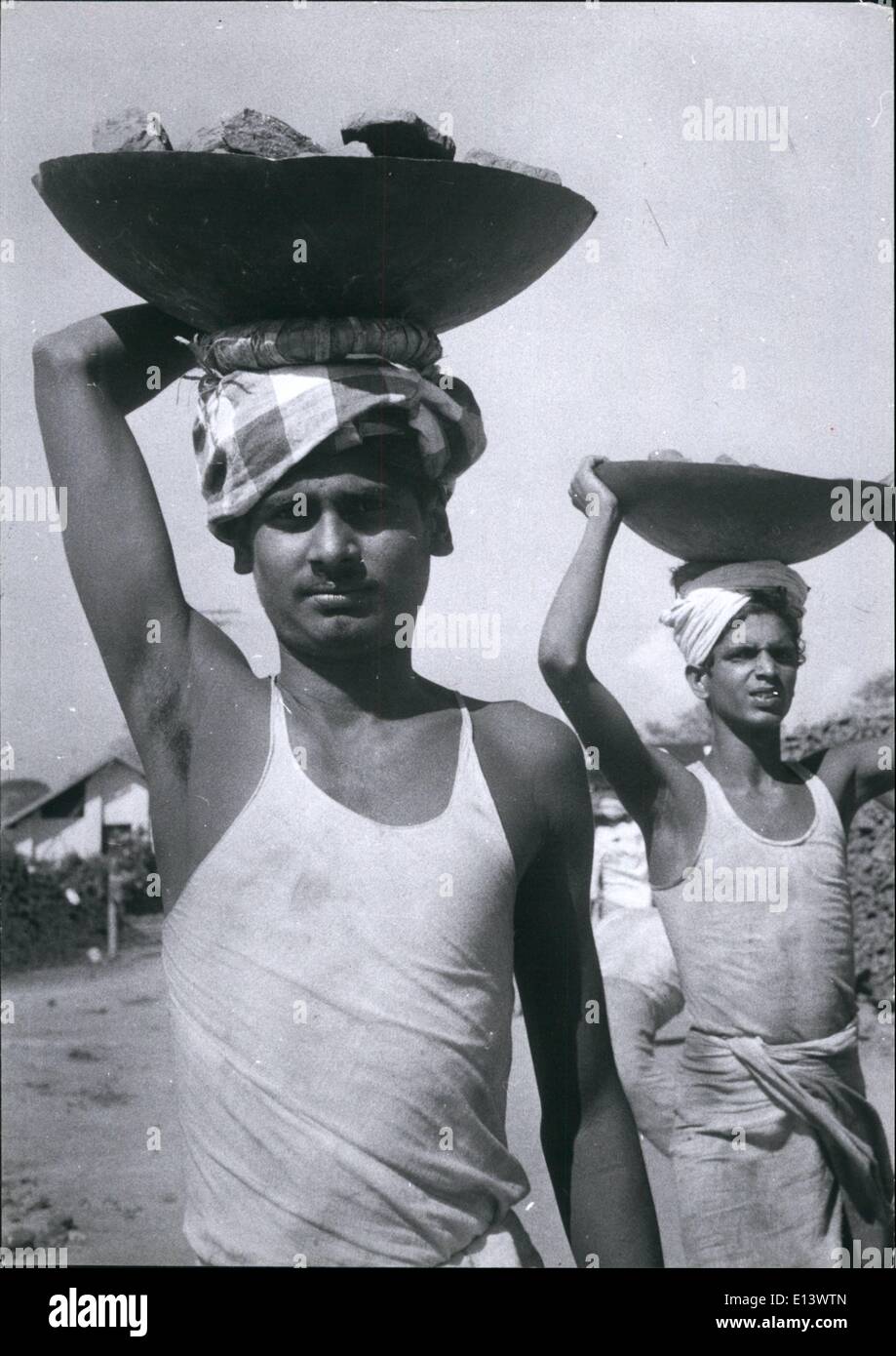 27. März 2012 - Eisen zwei Erz Lader in Cochin, wichtiger Hafen der kommunistischen kontrollierten Kerala. Sie tragen 56lbs Erz in einer Zeit, die Schiffe zu laden. Die Arbeit könnte schnell durch Maschinen erledigt aber die kommunistische Regierung müssen Arbeit für ihre Gewerkschaft Arbeiter zu finden. Stockfoto