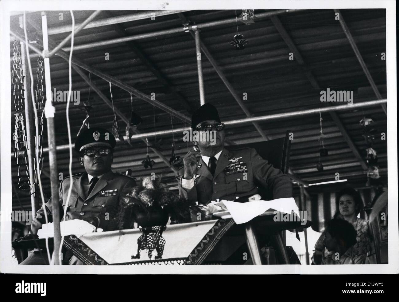 27. März 2012 - Präsident Sukarno während der Zeremonie der Grundsteinlegung für den neuen Campus der Universität von Indonesien in Djakarta Indonesien am 26. September 1965. Zeremonie beinhaltete auch die Abschlussfeier für Studenten und Einleitung der Neuling. Stockfoto