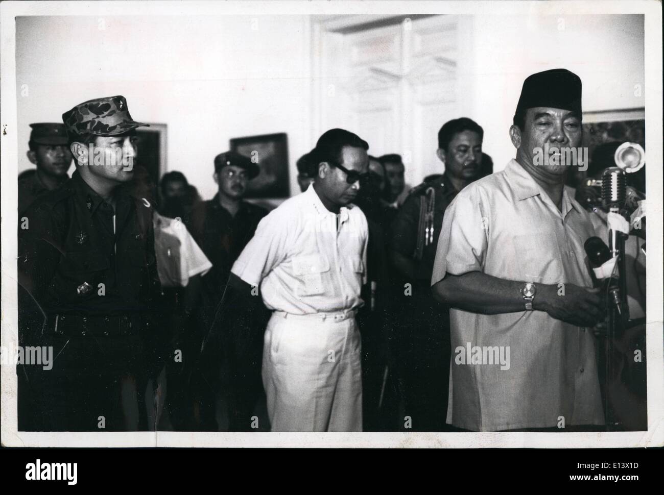 27. März 2012 - kündigt Präsident Sukarno (rechts) Termin 14. Oktober 1965 von Maj Gen Suharto (links) als Chef der Armee des Chefs. Suhar, ersetzt Lt. Gen Achmad Yani, von Kommunisten in getötet wurde abgebrochen Coup von 1 Oct. 195. in Mitte ist Dr. Subandrio, 1. Stellvertreter des Ministers. Zeremonie ist im Istana Palace, Jakarta, Indonesien. Sukarno machten einen deal mit dem Militär (wer die kommunistische geleitet), Suharto, vorausgesetzt, dass Subandrio im Kabinett (militärische wollte Subandrio heraus) waren zu bestellen. Hinter Subarno, seinem Chef Körper Coard Brig gen Sabur. Bildnachweis: Carol Goldstein Stockfoto