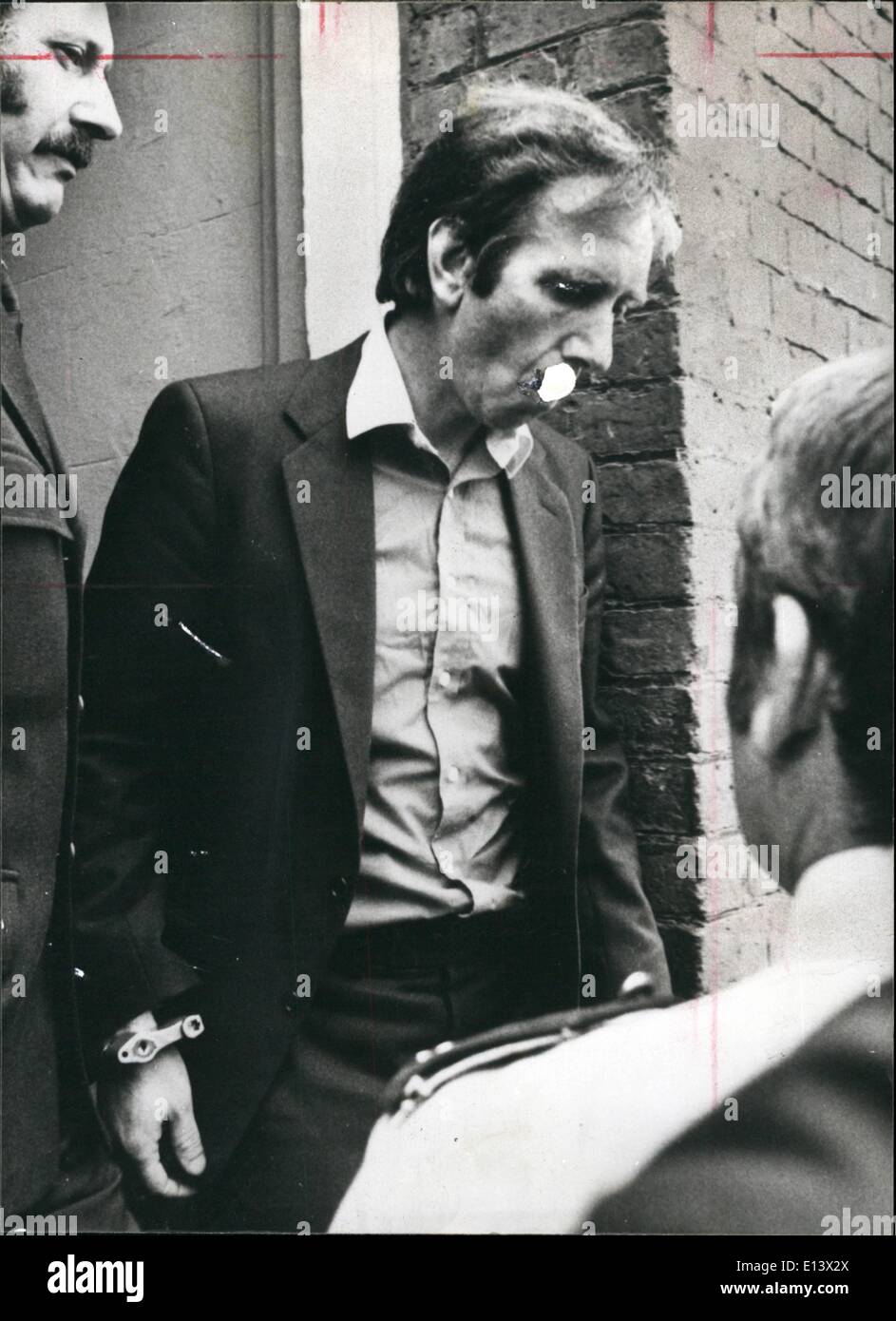 27. März 2012 - Geoffrey Prime: Der Fall die Sicherheit Angst auslöste: Geoffrey Prime, ein 44 Jahre Alter Cheltenham Mann verlässt Gericht in Handschellen nach vor Gebühren unter Abschnitt eins von den Official Secrets Act, der Spionage für die ausländischen Mächte abdeckt und trägt eine Höchststrafe von 14 Jahren Haft verurteilt. Prime war Angestellter bei der streng geheimen Regierung Communications Headquarters (GCHQ) in Cheltenham, das Zentrum die dekodiert, analysiert und speichert die gesammelten seine Zentren weltweit Stockfoto