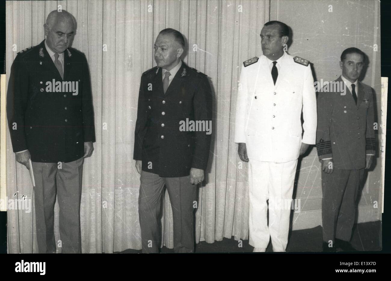 27. März 2012 - Ex-Präsident von Argentinien und anderen Mitgliedern der "Junta Militar'' verhaftet.: Buenos, Aires, Argentinien: Wenn der Watergate-Affaire war von größtem Interesse in den Vereinigten Staaten, hier haben wir die Affäre '' Aluar'' und aufgrund dieser Affaire verhafteten Ex-Präsident General Agustín Lanusse (links) und die requiriert, der Marine und Luftwaffe, Konteradmiral Pedro J. Gnavi und Brigadier General Alberto Rey (Extr. rechts) Stockfoto