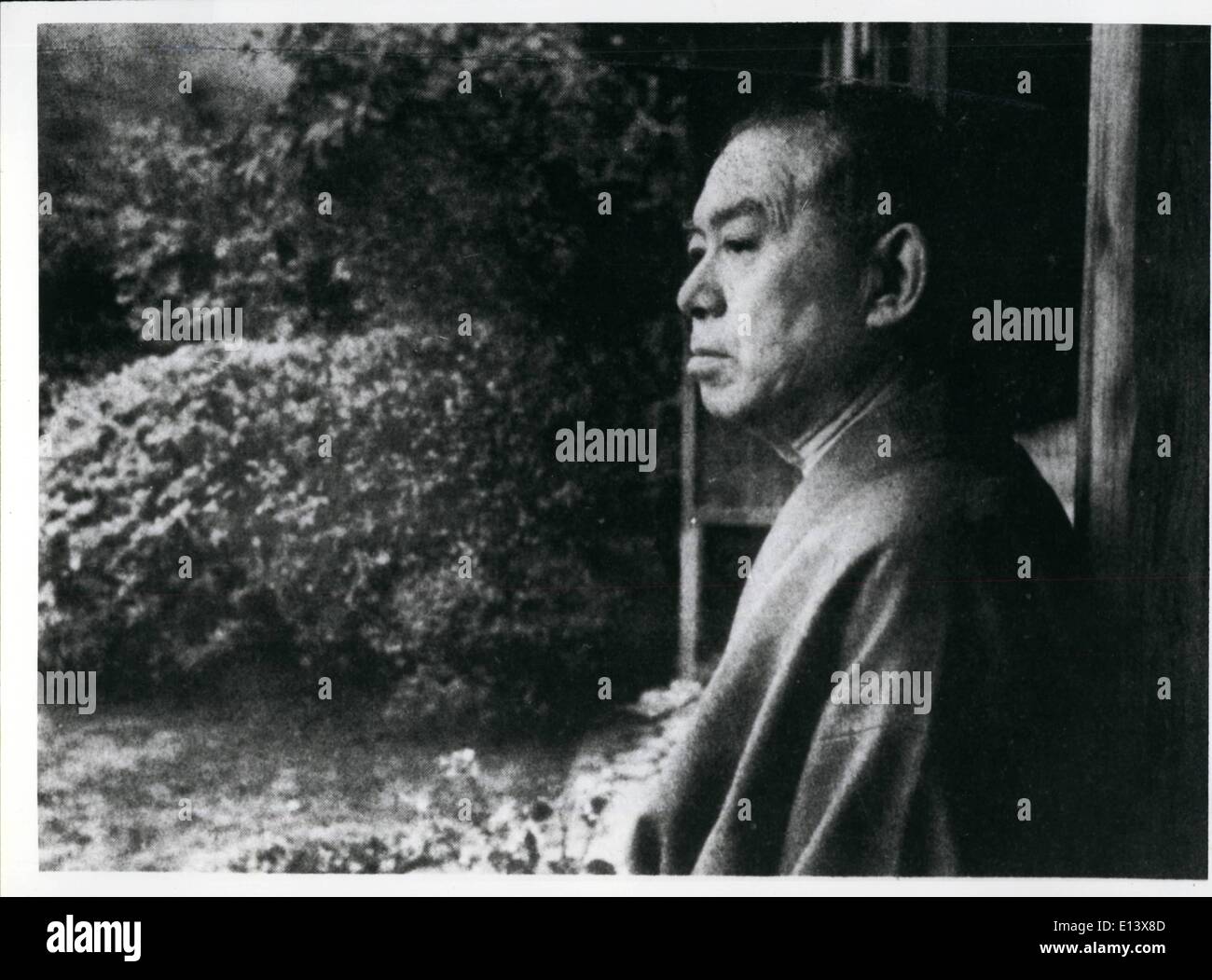 27. März 2012 - Junichiro Tanizaki: Junichiro Tanizaki, einer von Japans berühmtesten zeitgenössischen Autoren, wurde 1886 in einem Arbeiterviertel in '' Stadt '' Tokio geboren, und starb am 30. Juli 1965. Er studierte Literatur an der Tokyo Imperial Universit und viel beeinflusst von westlichen Schriftstellern wie Baudelaire, Poe und Oscar Wilde. Er erlangte herausstechen mit seinem '' Gesamtwerk '' 1930, obwohl er mehrere Romane nach 1923 geschrieben hatte. Er schied seine Frau unter freundschaftliche Verhältnisse sehr ähnlich zu denen in Roman schrieb er mit dem Titel '' einige lieber Brennnesseln '' beschrieben Stockfoto