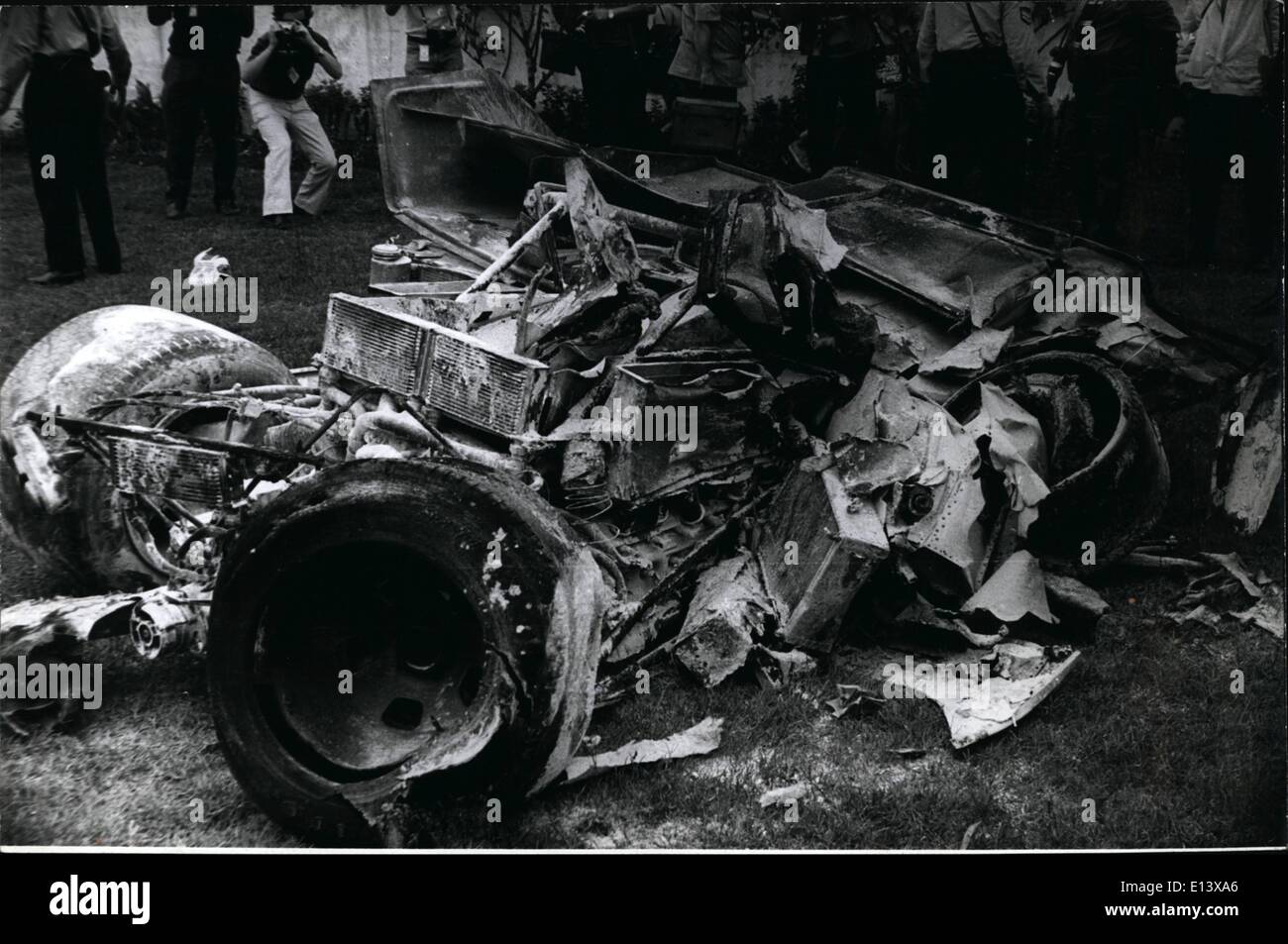27. März 2012 - tragischen Unfall während der '' 1000 Kilometer von Buenos Aires'' Autorennen. Das erste Autorennen in der argentinischen Hauptstadt Autodromo war in diesem Jahr die 1000 Kilometer de Buenos Aires, von zwei Porsche-Fahrzeuge den ersten Platz gewonnen und die zweite. Während der französischen Racer Rennen Beltoise lief aus Gas und sein Auto in die nächste ruhenden Feld geschoben. Im selben Moment ein Ferrari-Matra, angetrieben von der italienischen Giunti Beltoise Auto in voller Fahrt getroffen, Giunti getötet wurde und sein Auto völlig zerstört Stockfoto