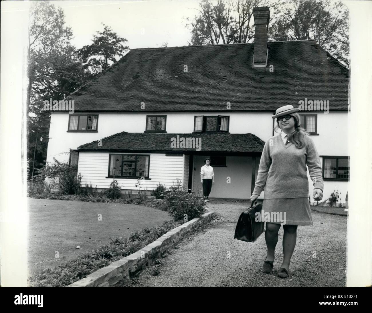 27. März 2012 - steigt beobachtet von ihrer Mutter, Rosalind aus für Tonbridge Grammar School, wo, die in ihrem letzten Jahr ist. Stockfoto