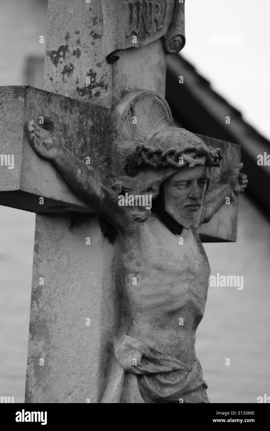 Kruzifix-Statue außerhalb einer Kirche Stockfoto