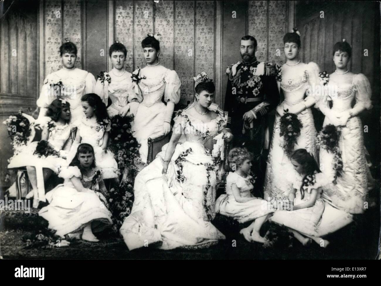 27. März 2012 - Hochzeit eine Rückblende in die 90er Jahre Prince George und Mary 1893; Hintere Reihe von links nach rechts Prinzessin Alexandra von Edinburg, Prinzessin Victoria von Schleawig Holstein, Prinzessin Victoria von Edinburg, Prinz Georg (später König George V) Prinzessin Victoria von Wales und Prinzessin Maud von Wales, (später Queen Maud von Norwegen). Zweite Reihe, Prinzessin Alice von Battenburg, Prinzessin Margaret von Connaught, Prinzessin Mai (die Braut) Tech, Startreihe Prinzessin Beatrice von Edinburgh, Prinzessin Victoria von Battenburgh und Prinzessin Victoria Patricia von Coannaught. Stockfoto