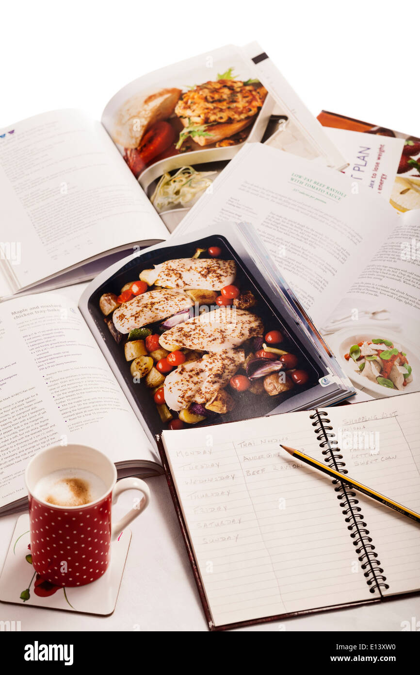 Kochbücher, Notebook und Kaffee, Planung der Wochen Diät. Stockfoto