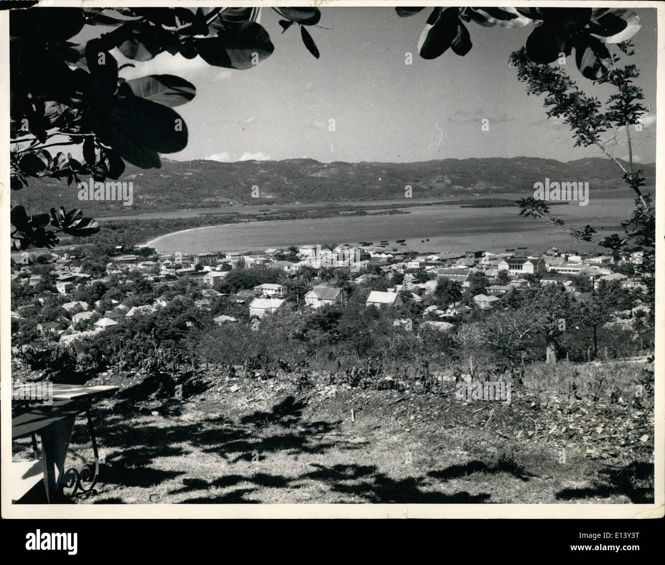 27. März 2012 - eine Ansicht des Hafens von Montego Bay, Jamaika, BWI, umrahmt von den Zweigen von einem Mandelbaum, blicken wir über den Dächern der Stadt in Richtung der Bogue-Inseln und den Hügeln jenseits. Stockfoto