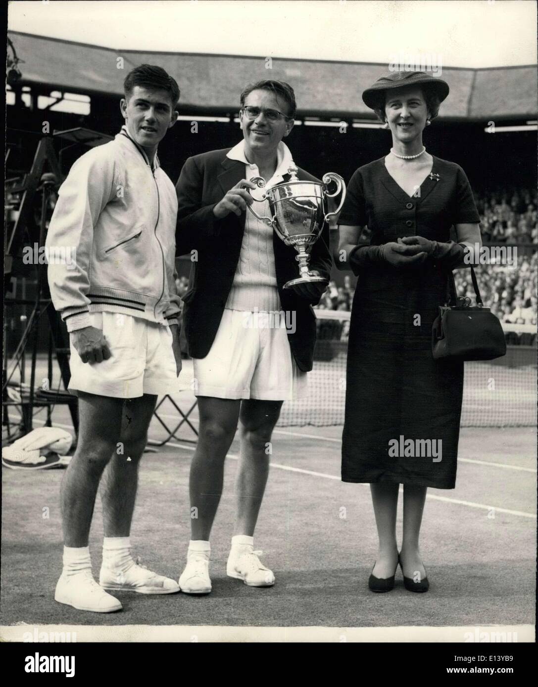 31. März 2012 - L R: Ken Rosewall, Jaroslav Drobny und die Herzogin von Kent. Wimbledon 1954 - Herren Einzel. Stockfoto