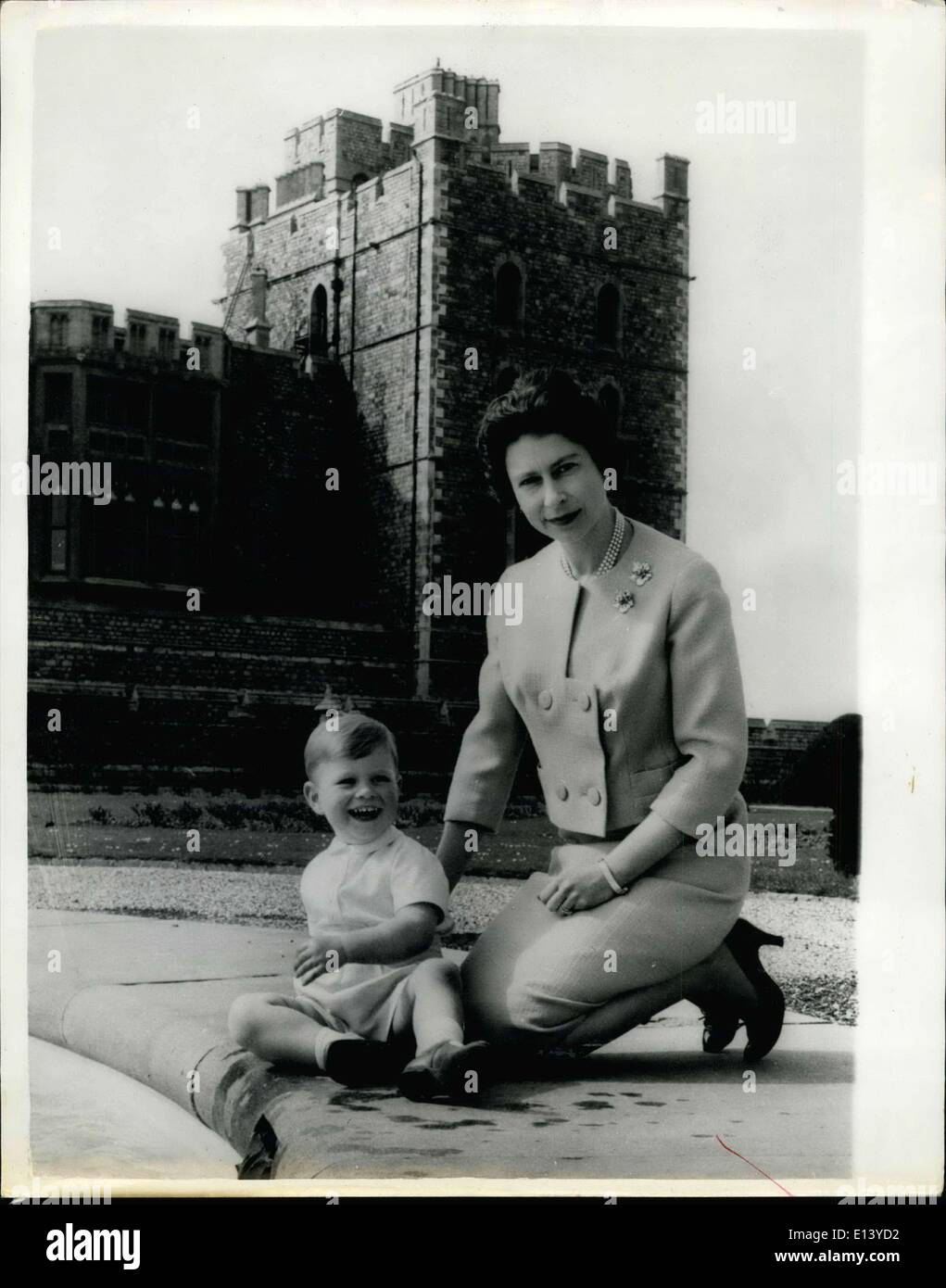 31. März 2012 - nicht zur Veröffentlichung vor Montag, 24. September 1962 eine für das Album: Foto zeigt Prinz Andrew, jüngstes Mitglied der königlichen Familie, lächelt mit seiner Mutter, der Königin, auf dem Gelände von Windsor Castle. Stockfoto