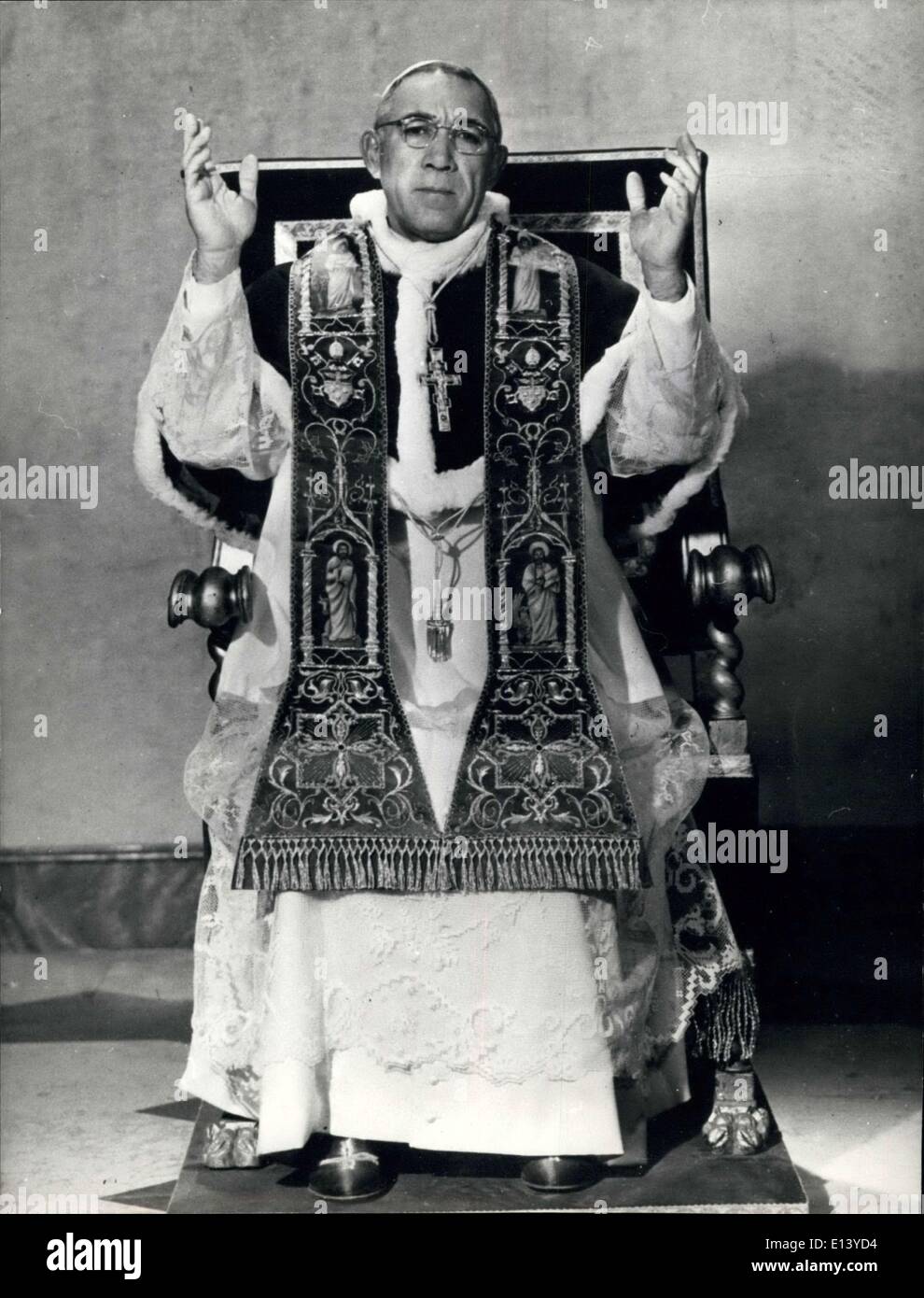 31. März 2012 - der Mann in Roben von reinem weiß. Er sitzt behäbig tragen das weiße Gewand eines Papstes. Der Mann auf dem Bild sieht jeder Zoll ein Führer der Kirche von Rom. Aber das Gesicht ist unverkennbar, Schauspieler Anthony Quinn ist für seine Rolle in dem Film den Schuhen des Fischers, die Geschichte von einem russischen Erzbischof, der Papst wird gekleidet. Der Film basiert auf Morris West Bestseller. Stockfoto