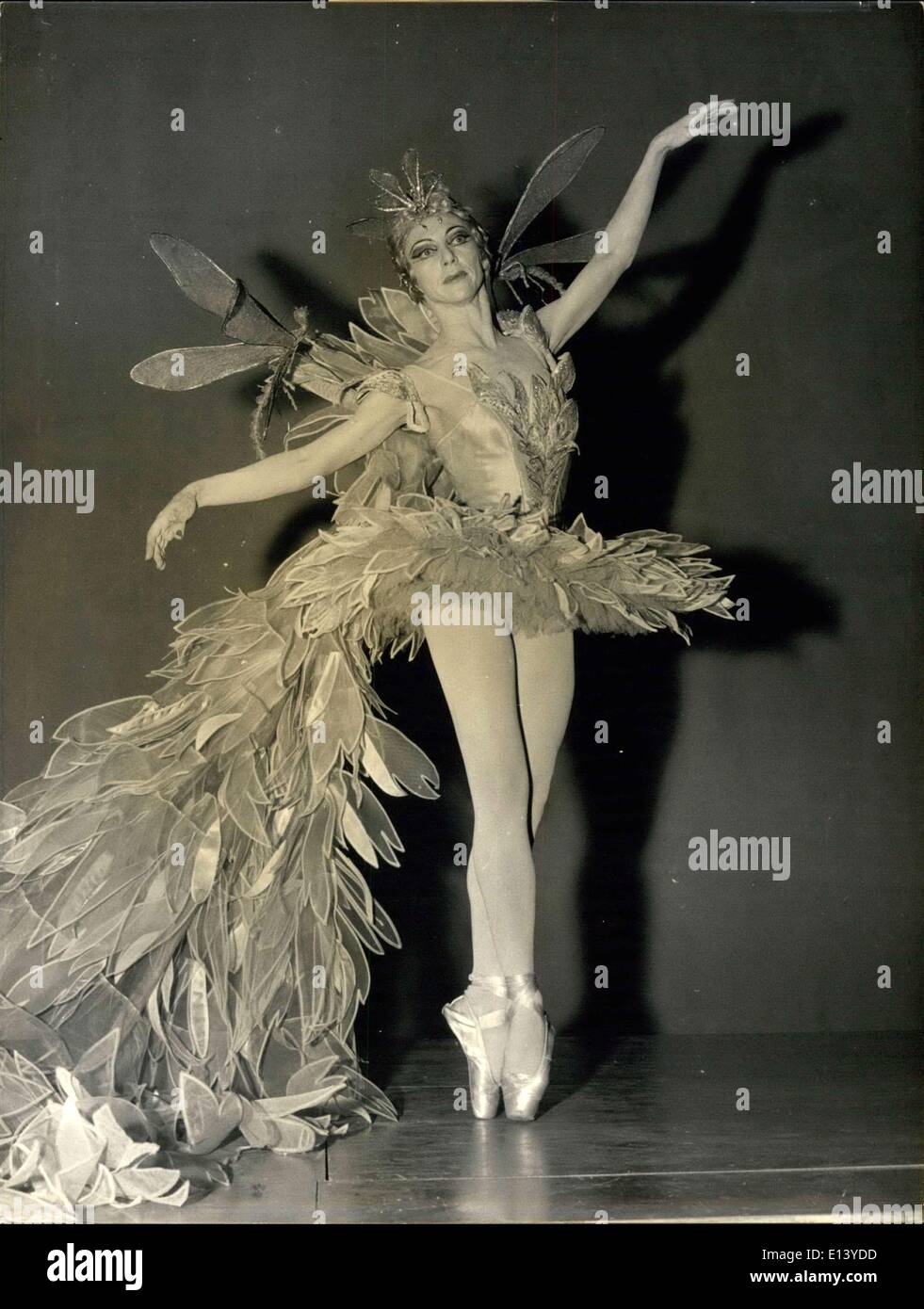 31. März 2012 - zum ersten Mal in Paris: das Ballett "La Belle Au Bois schlafend '': am Donnerstag wird stattfinden am Paris Champs-Elysees Theater, die Premiere der internationalen Ballett des Marquis de Cuevas '' La Belle Au Bois schlafend '', von den Charles Perrault Märchen und erstellte zum ersten Mal in Paris. Foto zeigt einen ersten Plan bei einer Wiederholung des Balletts der Startänzer Rosella Hightower, wer die Rolle der Prinzessin Aurore spielt. Stockfoto