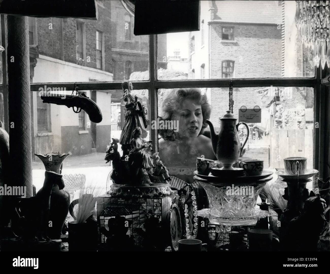 27. März 2012 - späht Schauspielerin Carole Newton in '' The reizvolle zerstoße '', ein Geschäft in der Monmouth Street in London. Stockfoto