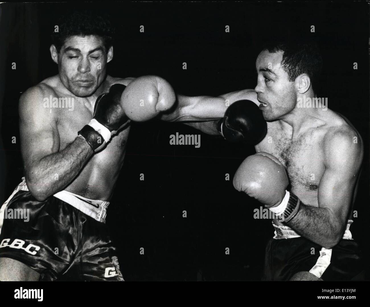 27. März 2012 - Velerio Nunez verliert durch KO. Welter jr. Boxer Valerio Nunez, von Mendoza, viel Kampf gegen Aissa Hashas, Alggri, in der 5. Runde von K.O. Der Kampf hatte 15,000 Besucher zum Boxkampf in Rom angezogen. Foto zeigt AISa Haschas (rechts) während des Spiels. Stockfoto