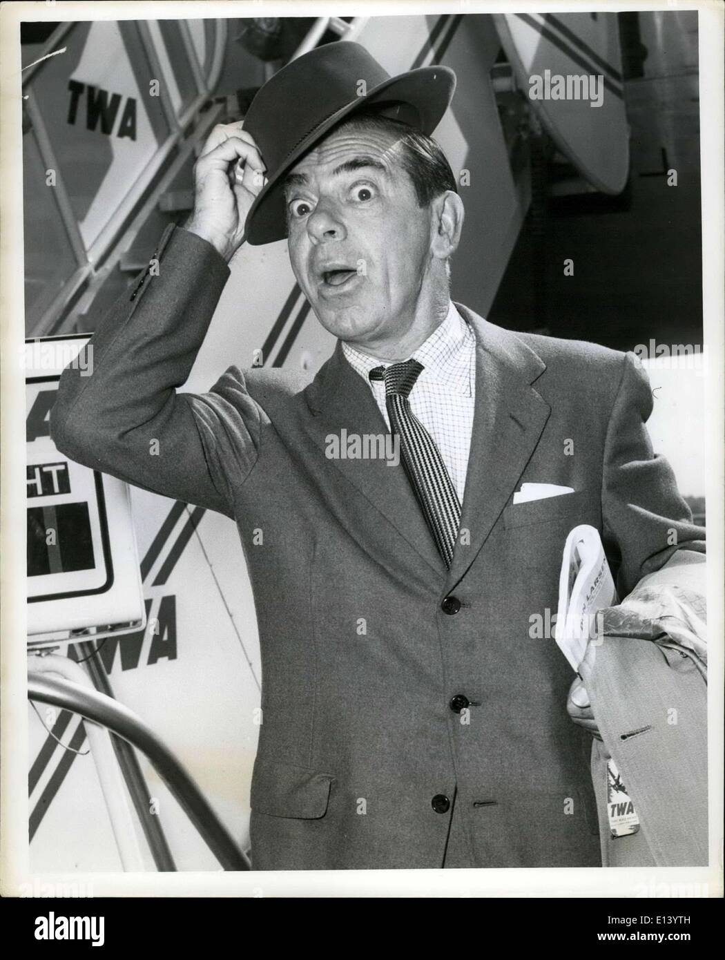 31. März 2012 - Idlewill Flughafen, New York, Mai 22--Eddie Cantor, Veteran-Star der Welt der Unterhaltung ist bei seiner Ankunft hier heute Morgen über TWA Botschafter Flug von Los Angeles gezeigt. Er sagte, er kam in die Stadt den Verkauf seiner Autobiographie zu fördern '' mein Leben nehmen. Stockfoto