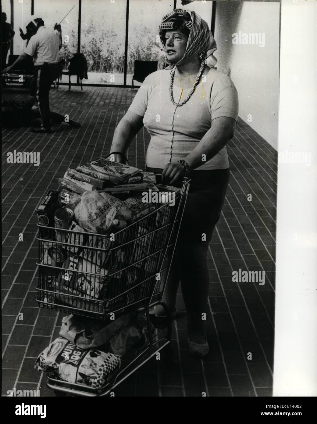 27. März 2012 - realistische ausstellen – Wahr oder falsch: amerikanischer Bildhauer, Duane Hanson, hält eine Ausstellung im Louisiana Museum in Humlebak, in denen die Figuren, die in speziellen Formen aus verschiedenen Materialien gemacht wie Menschen aus dem wirklichen Leben sehen. Foto zeigt erstaunlich lebensecht ist diese Abbildung einer Dame mit vollen Einkaufskorb und Lockenwickler im Haar. Stockfoto