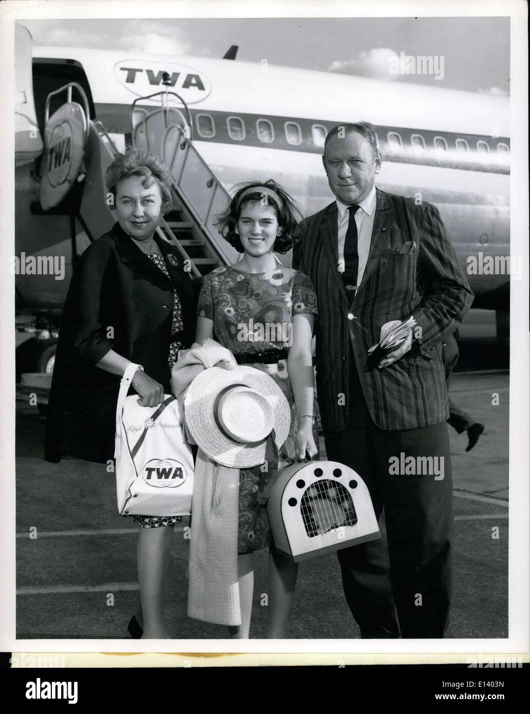 31. März 2012 - zur sofortigen Veröffentlichung: New York International Airport, 30. Juli 1962. Bob Considine, bemerkte Schriftsteller, mit seiner Frau und seiner Tochter, Debbie, 14, gezeigt, wie sie hier über TWA Superjet nach einer ausgedehnten Tour des Kontinents kamen. Stockfoto
