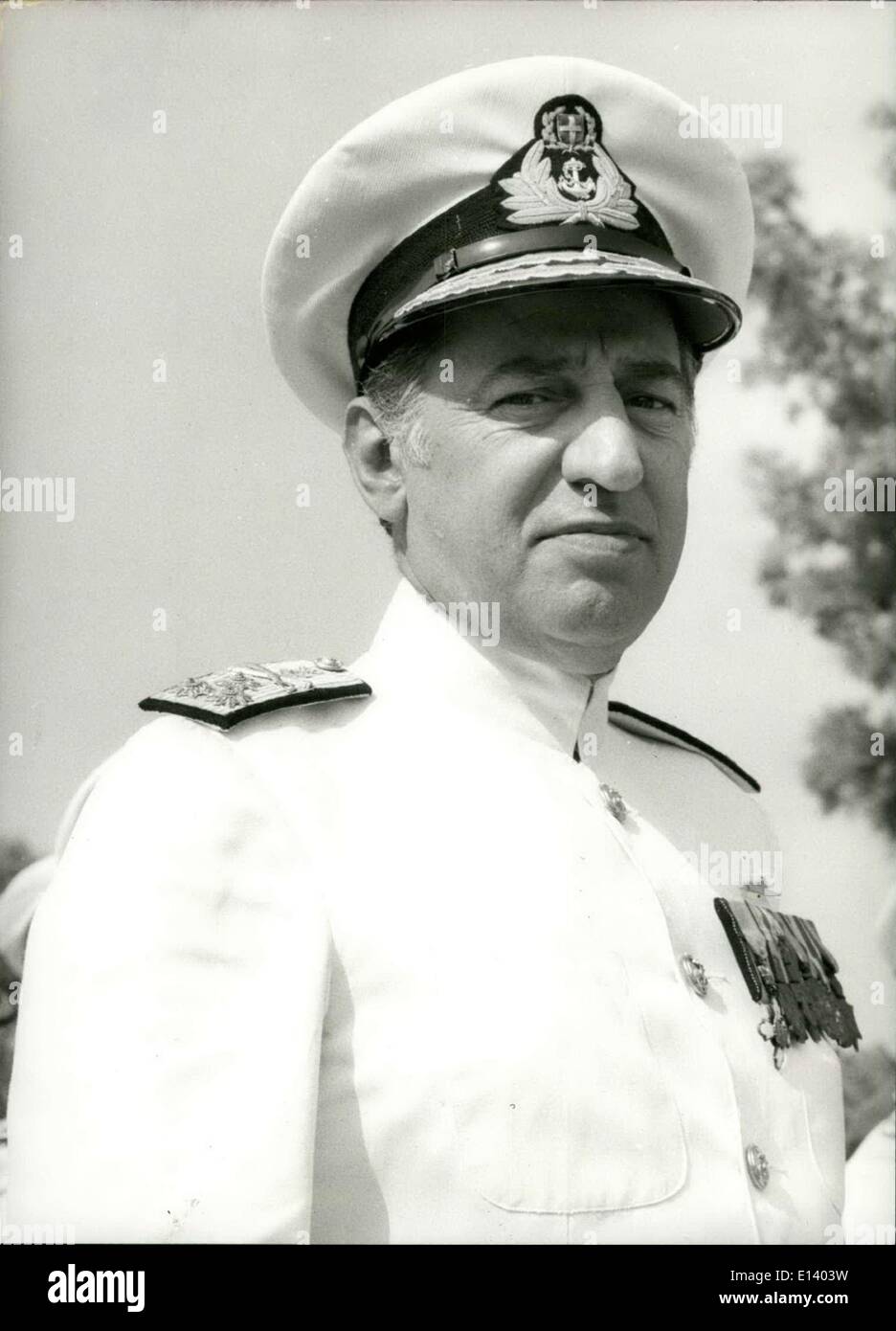31. März 2012 - Rear Admiral Constantine Conofaos, Chef der Flotte, übt derzeit in Richtung Kriegsschiff in der Ägäis. Stockfoto