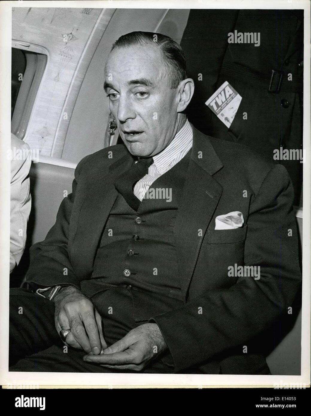 31. März 2012 - New York International Airport, 22. Januar 1960. Douglas MacArthur, II, US-Botschafter in Japan, ist vor dem Einsteigen in ein TWA Jetliner, San Fransisco auf dem Weg nach Tokio abgebildet. Neffe von General Douglas MacArthur kehrt nach der Unterzeichnung des Paktes Japan Sicherheit in Washington. Stockfoto