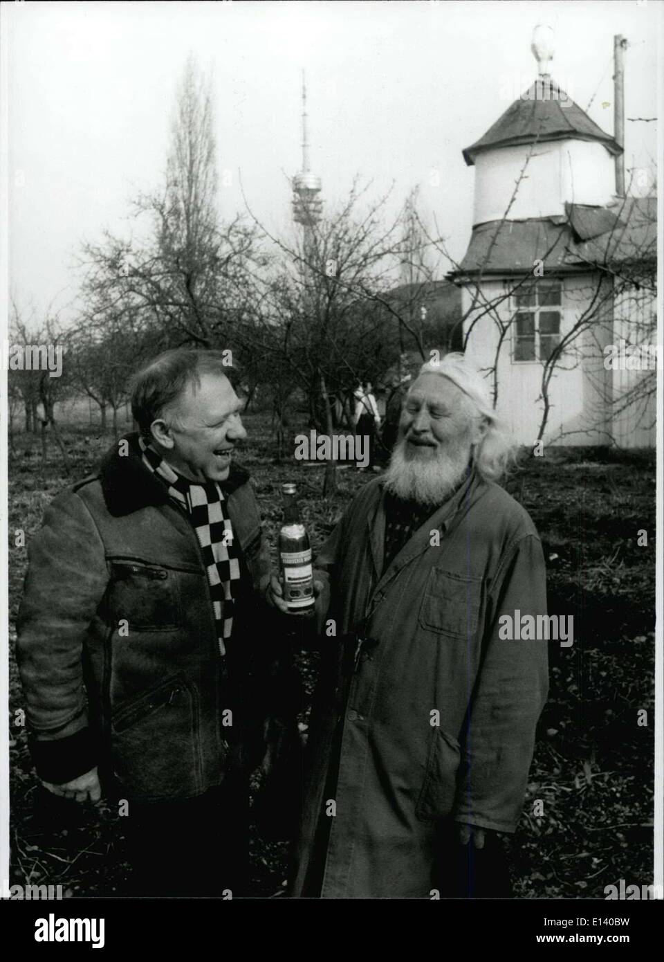 31. März 2012 - berühmte sowjetische Clown Popow besuchte '' Vaterchen Timofei'' In München: eine Flasche Wodka war das Geschenk von Oleg gegeben Stockfoto