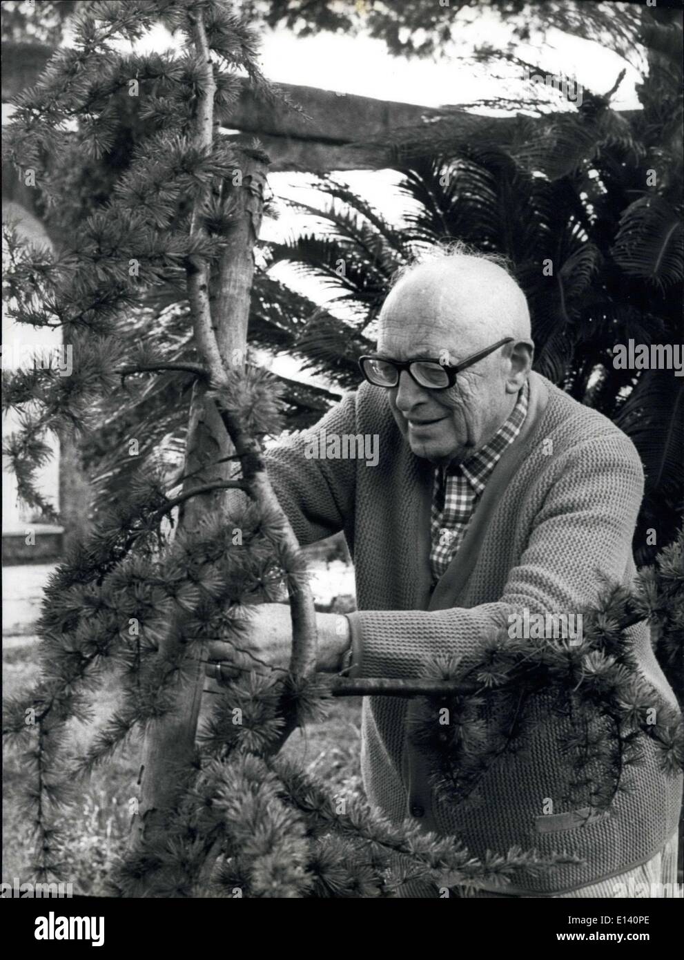 31. März 2012 - nicht die italienischen Sozialismus mehr in vorderster Front Volksführer Pietro Nenni, jetzt 81 zu sehen. Der Präsident der Republik Giuseppe Saragat ernannte ihn Senator zum Leben für die letzten Aktivität von Nenni als Parlamentarischen Staatssekretär im Exil in Frankreich während des Faschismus. Pietro Nenni besucht bei Séancen des Senats, wo jeder seine Intervention mit Interesse verfolgt. Er verbrachte seine freie Zeit in seiner Villa in Formia, etwa 150 KM von Rom, wo er Blumen und Theaterstücke, Boccia, das italienische Bowling pflegen. Stockfoto