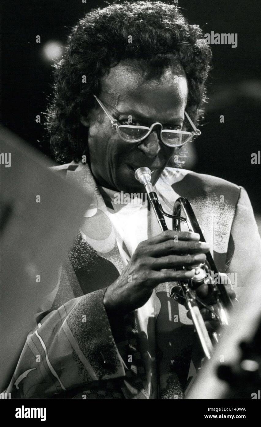 31. März 2012 - Miles Davis und Quincy Jones am Montreux Jazz-Festival.: Miles Davis ist während eines Konzerts er zusammen mit Quincy Jones am Jazzfestival in Montreux/Schweiz 8. Juli gab gesehen. Sie führten zusammen mit der George Gruntz Concert Jazz Band und Gil Evans Orchestra in einer großen- und ca. 50 Musiker. Stockfoto