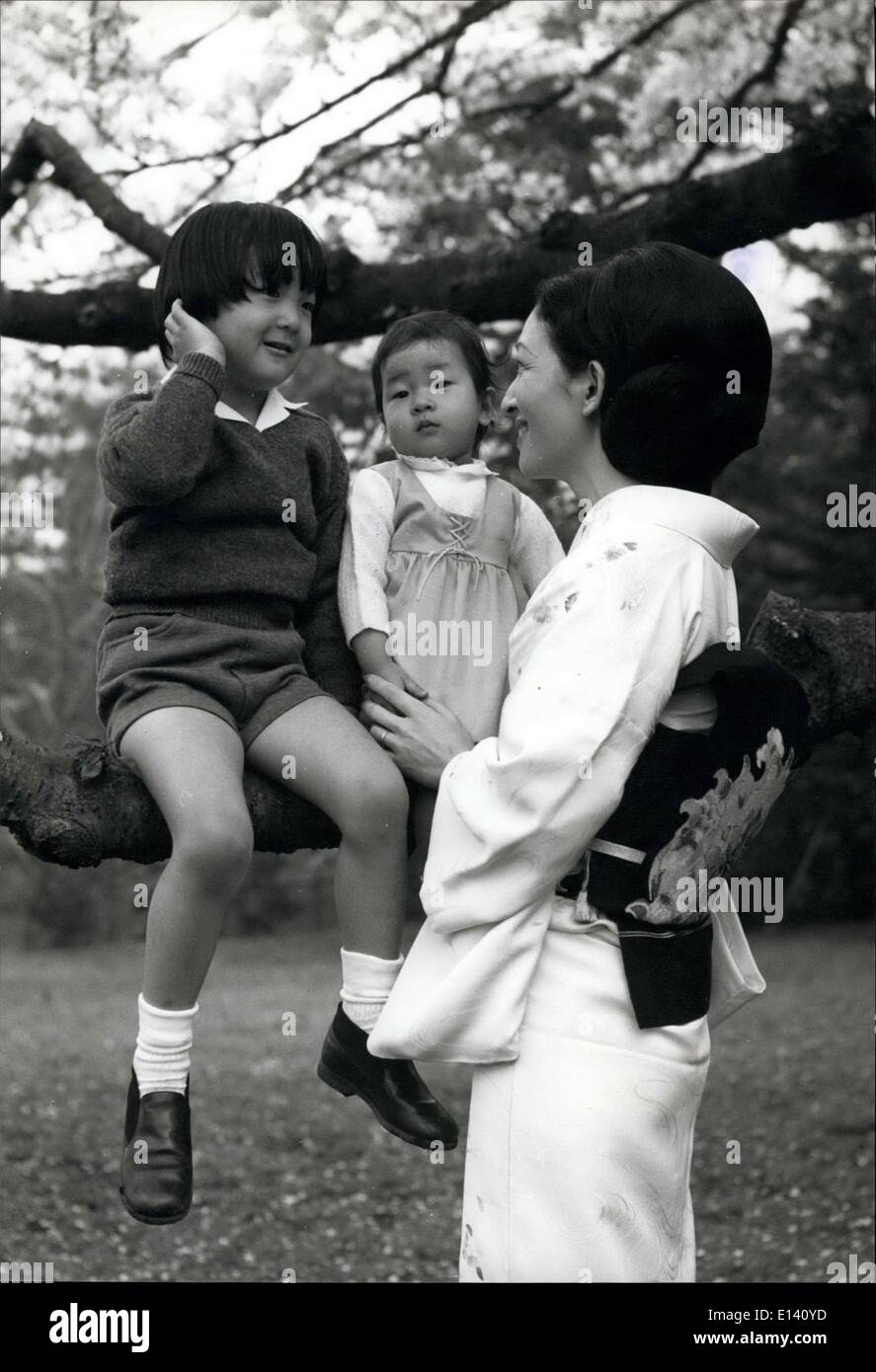31. März 2012 - Prinz hat '' mod' Frisur; Prinz Hiro ist in Mode mit '' mod'' Frisur, und ist mit seiner Mutter Kronprinzessin Michiko und Babyschwester Prinzessin Nori (2 Jahren), auf einem Ast im Park der Tōgu-Palast, ihren Wohnsitz in Tokio gezeigt. Stockfoto