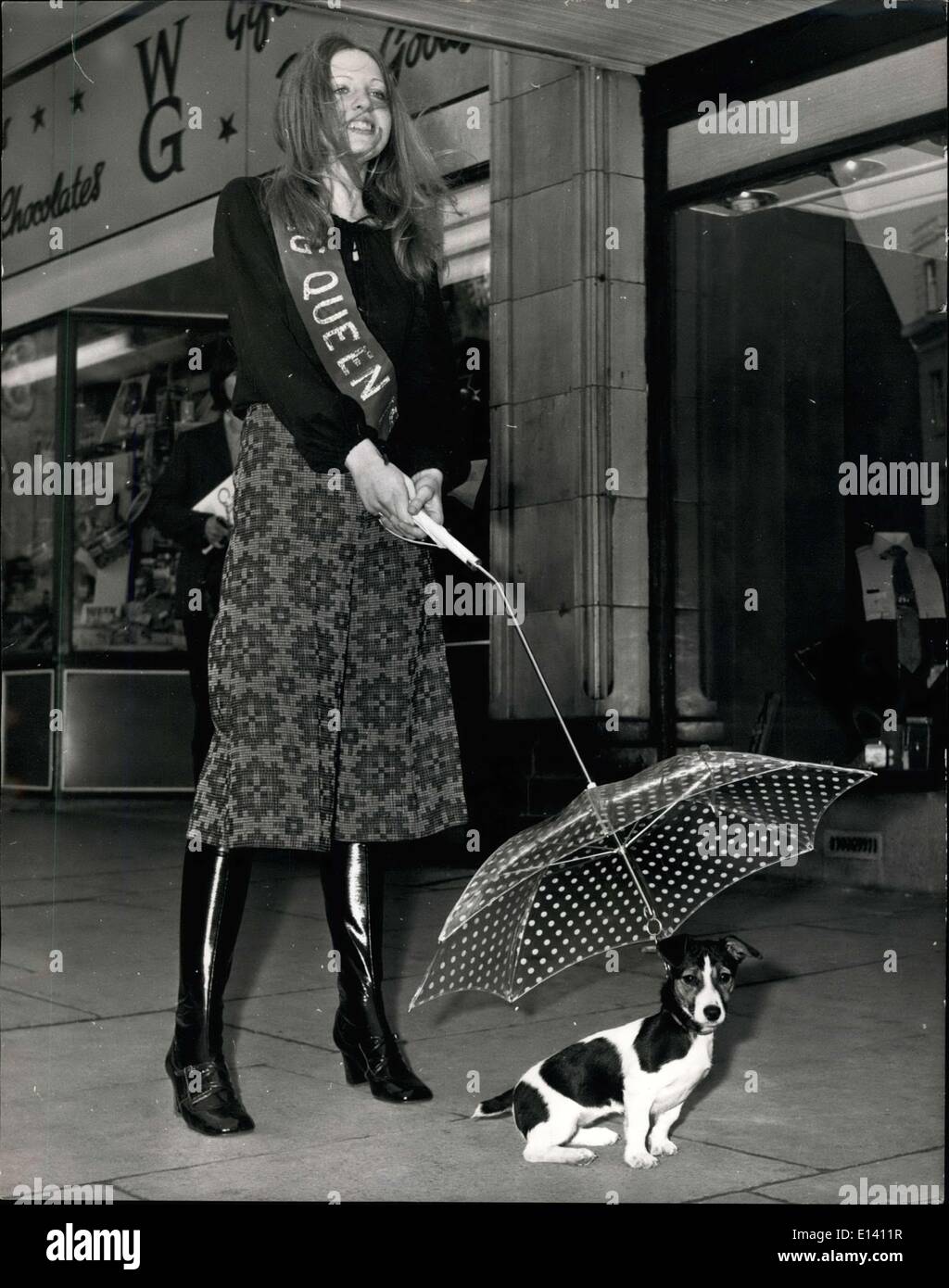 31. März 2012 - The Ultimate Dog führt: Eine Änderung von Mänteln, die einige Menschen auf ihre Hunde, das ist Regenschirm-Blei, beschrieben von den Machern als die ultimative Hund führt. Es zeigte sich an der internationalen Fancy waren Fair, in Blackpool statt. Stockfoto