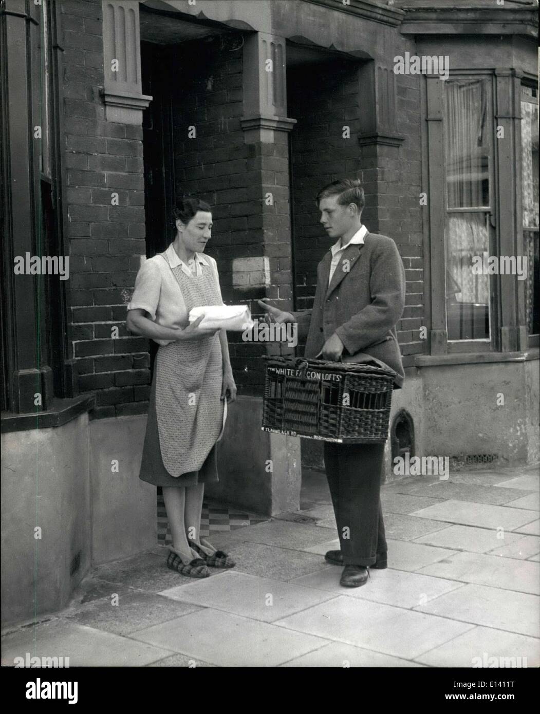 31. März 2012 - John Swindells' Private Telegraphs Service: Anrechnung von zu Hause für ein erfrischendes Bad im lokalen Badebecken, Johns Mutter reicht ihm sein Kostüm und erinnert ihn, ließ sie wissen frühzeitig, wenn er verlässt, für Zuhause, also seinen Tee alles für ihn bereit sein wird. John es kommen und gehen sind gemacht bekannt durch persönliche '' Herolde '': Es gibt nie irgendwelche Streitereien im Swindells Haushalt in Portsmouth. Mahlzeiten sind immer bereit, warm und nie verdorben durch unerwartete Verzögerungen bei der Ankunft der Männer Stockfoto