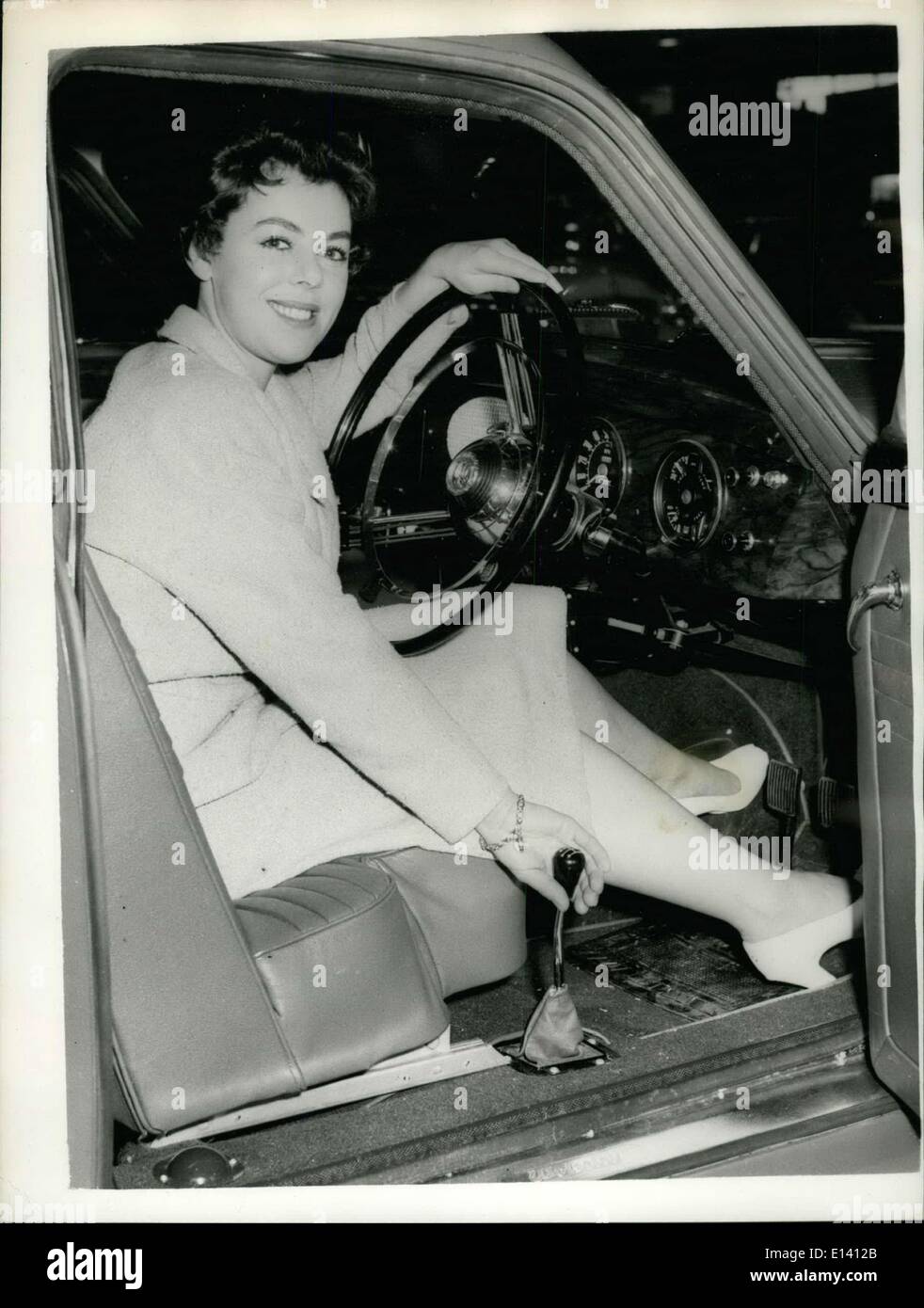 31. März 2012 - Vorschau des Motors zeigen Wolseley mit dem Stock-Schalthebel. Das Foto zeigt Modell Betty Lunn versucht, die neue Wolseley 6-90-verfügt über die Übertragung der Änderung Schalthebel aus der Lenksäule auf den Boden. Es befindet sich auf der rechten Seite des Fahrers. Es hat auch ein Lenkrad '' Sicherheit '' - '' unter Wirkung geben ''. Gesehen auf der Motor Show Preview heute im Earls Court. Stockfoto