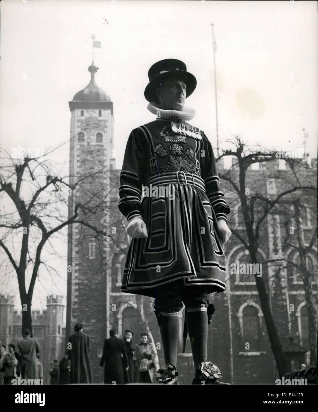 31. März 2012 - bekommen Turm Warders die neue Königin Cypher. Yeoman Warder William Chapman, 50 Jahre alten Ex-Warrant Officer I der Somerset Light Infantry, fotografiert in den Tower of London in seinen zeremoniellen Uniform trägt der neuen Königin Cypher e.r. Die Wärter werden mit der neuen Tuniken rechtzeitig zur Krönung Jahr ausgestellt. Stockfoto