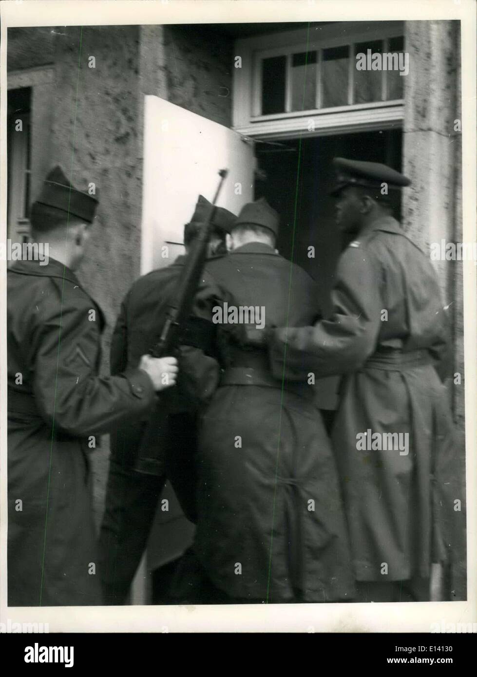 31. März 2012 - Robert Blevens, der in diesem Jahr zweimal zu verlassen. Vom 13. Februar bis 24. April er blieb weg von seiner Einheit und der militärischen Gefängnis am 10. Mai entflogen und kehrte am 20. august. Während dieser Zeit ist er im russischen Sektor von Berlin gewesen zu sein und in Verbindung mit Ostdeutschland SSD gewesen zu sein gedacht. Außerdem wird verdächtigt, haben die Überraschung der US-Militärregierung vorzubereiten und auch ein Spion gewesen zu sein. Neben Robert Blevens wird vorgeworfen, seine Kameraden mit Hilfe des deutschen Mädchens Ingrid Jonet bis zum Dessert die Armee animiert haben. Stockfoto