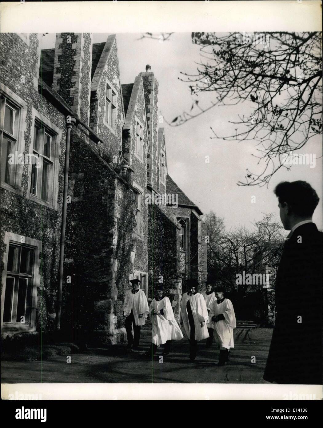 31. März 2012 - die älteste öffentliche Schule Großbritanniens, die Gelehrten der King's School, Canterbury, verlassen Meister ers (EIN Schulinternat) für Sonntagsmatins in der Kathedrale: Gelehrte tragen dieses besondere traditionelle Kleid für den morgendlichen Besuch in der Kathedrale, die der Chor der Schule ist. Seit 400 Jahren King's Gelehrte haben verarbeitet, um und aus der Kathedrale für sie sind Teil der Stiftung so viel wie jeder Kanon oder Dekan. Jeder ist zugelassen in sein Amt durch den Dekan, und jeder hat einen Eid des Gehorsams zu einem neuen Erzbischof. Stockfoto