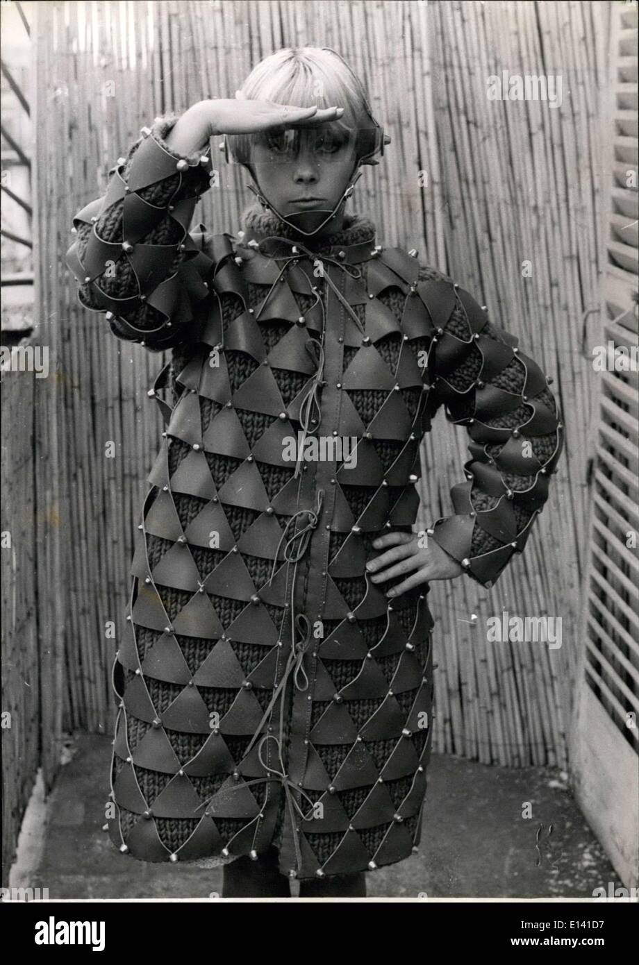 31. März 2012 - Paris Fashion: Ledermantel von Paco Rabanne und Kinnriemen Helm. Stockfoto