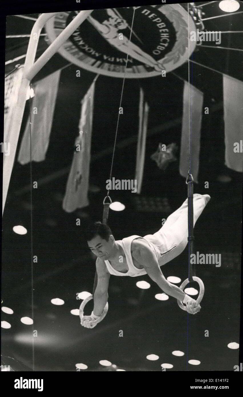 31. März 2012 - Gymnastik-WM XIV: Sowjetische Turnerin, die Boris Shaklin Herren All - Round Champion Titel gewonnen. Takasi Ono (Japan) gewann die zweite Plance. Foto zeigt die japanischen Turner Takasi Ono tun Übungen an den Ringen. Stockfoto