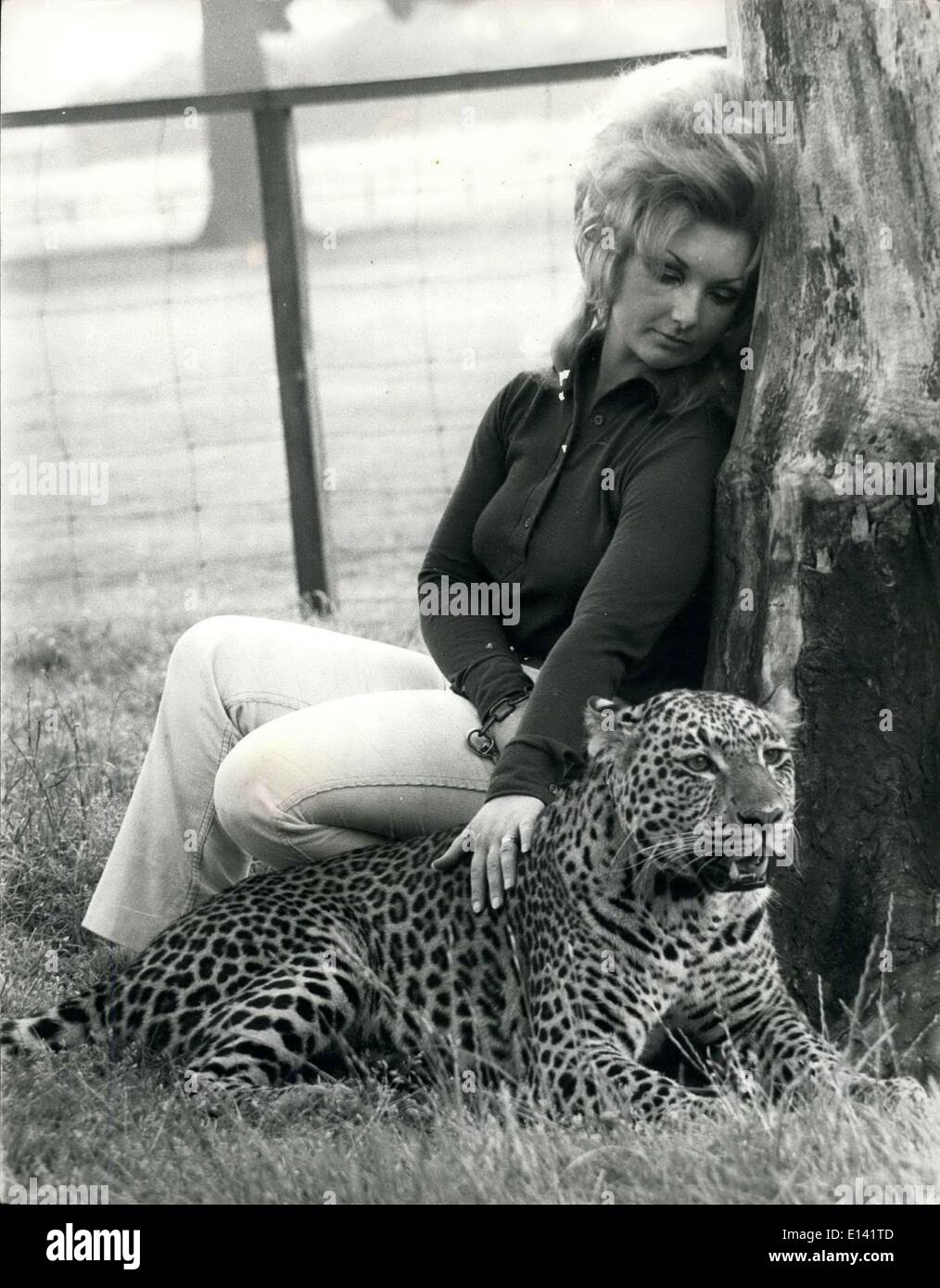 31. März 2012 - für die Liebe von A Leopard: Die Dame mit dem Leopard - das ist, wie Mitarbeiter im Sherwood Zoo Park in Nottinghamshire, England, auf ihre neuen Direktor, 26-j hrige Blondine Stella Fenton beziehen. Für die schöne ist Miss Fenton oft, um mit ihrem vierbeinigen Freund Growly, gesehen zu werden, ist vollständig domestiziert und verbringt viel Zeit mit Stella. Und wer könnte es ihm verdenken? Brummende folgt Stella rund um das Haus, wo sie lebt, nimmt ganz '' Katze-Napa'' auf ihrem Bett und sogar wandert. Stockfoto