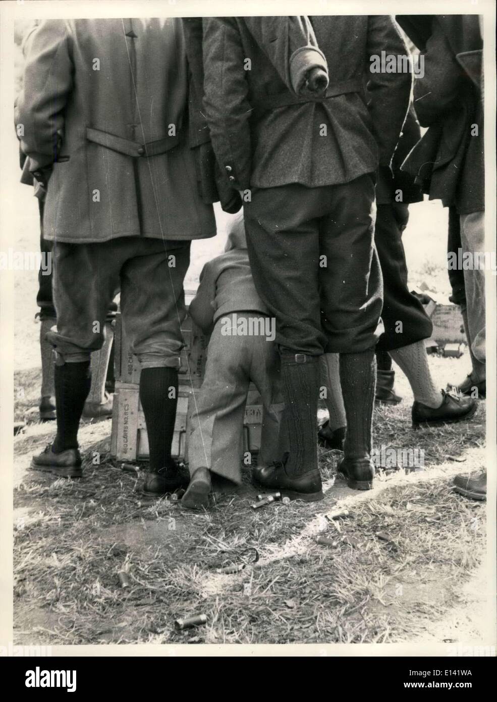 31. März 2012 - German-American Festival der Gewehr-Mann mit Schusswaffen in Garmisch am 12. September und 13., 1953 statt. Zu diesem Zweck die amerikanische Armee zur Verfügung der Gewehr-Mann 10.000 Patronen gestellt. Alle Arten von Gewehren waren da, auch diese, die seit dem Ende des Krieges versteckt wurden. Sie drehten sich in einer Entfernung von 130 m. Freihand-schießen auf Ziele, Miniatur-Luftgewehrschießen und Pistolen, sondern auch Tontaubenschießen. Vertreter der wissen gut bayerische Gewehr-Mann Clubs, amerikanische Offiziere und GI Stockfoto