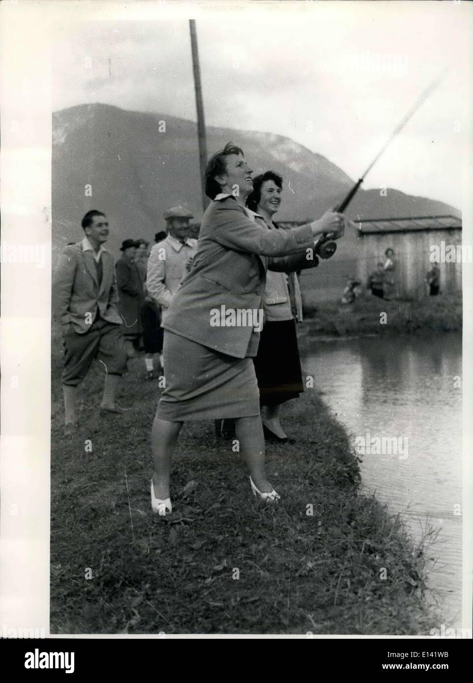 31. März 2012 - German-American Festival der Gewehr-Mann mit Schusswaffen in Garmisch am 12. September und 13., 1953 statt. Zu diesem Zweck die amerikanische Armee zur Verfügung der Gewehr-Mann 10.000 Patronen gestellt. Alle Arten von Gewehren waren da, auch diese, die seit dem Ende des Krieges versteckt wurden. Sie drehten sich in einer Entfernung von 130 m. Freihand-schießen auf Ziele, Miniatur-Luftgewehrschießen und Pistolen, sondern auch Tontaubenschießen. Vertreter der wissen gut bayerische Gewehr-Mann Clubs, amerikanische Offiziere und GI Stockfoto