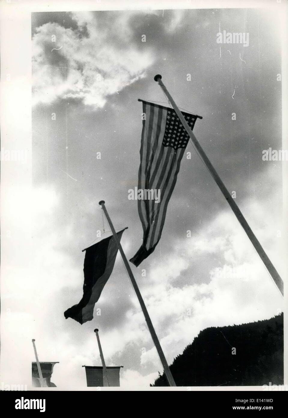 31. März 2012 - German-American Festival der Gewehr-Mann mit Schusswaffen in Garmisch am 12. September und 13., 1953 statt. Zu diesem Zweck die amerikanische Armee zur Verfügung der Gewehr-Mann 10.000 Patronen gestellt. Alle Arten von Gewehren waren da, auch diese, die seit dem Ende des Krieges versteckt wurden. Sie drehten sich in einer Entfernung von 130 m. Freihand-schießen auf Ziele, Miniatur-Luftgewehrschießen und Pistolen, sondern auch Tontaubenschießen. Vertreter der wissen gut bayerische Gewehr-Mann Clubs, amerikanische Offiziere und GI Stockfoto